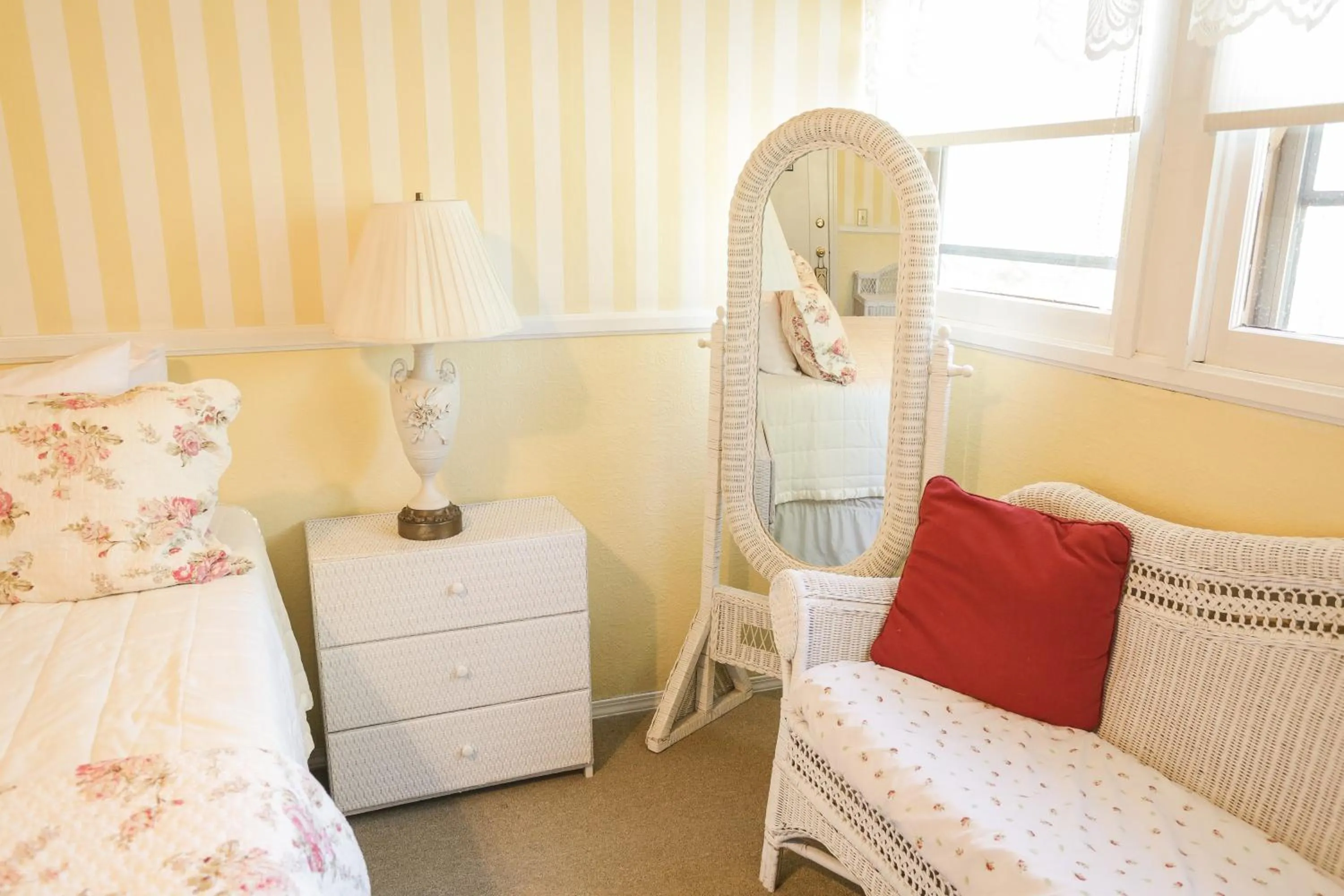 Photo of the whole room, Bed in Gold Mountain Manor