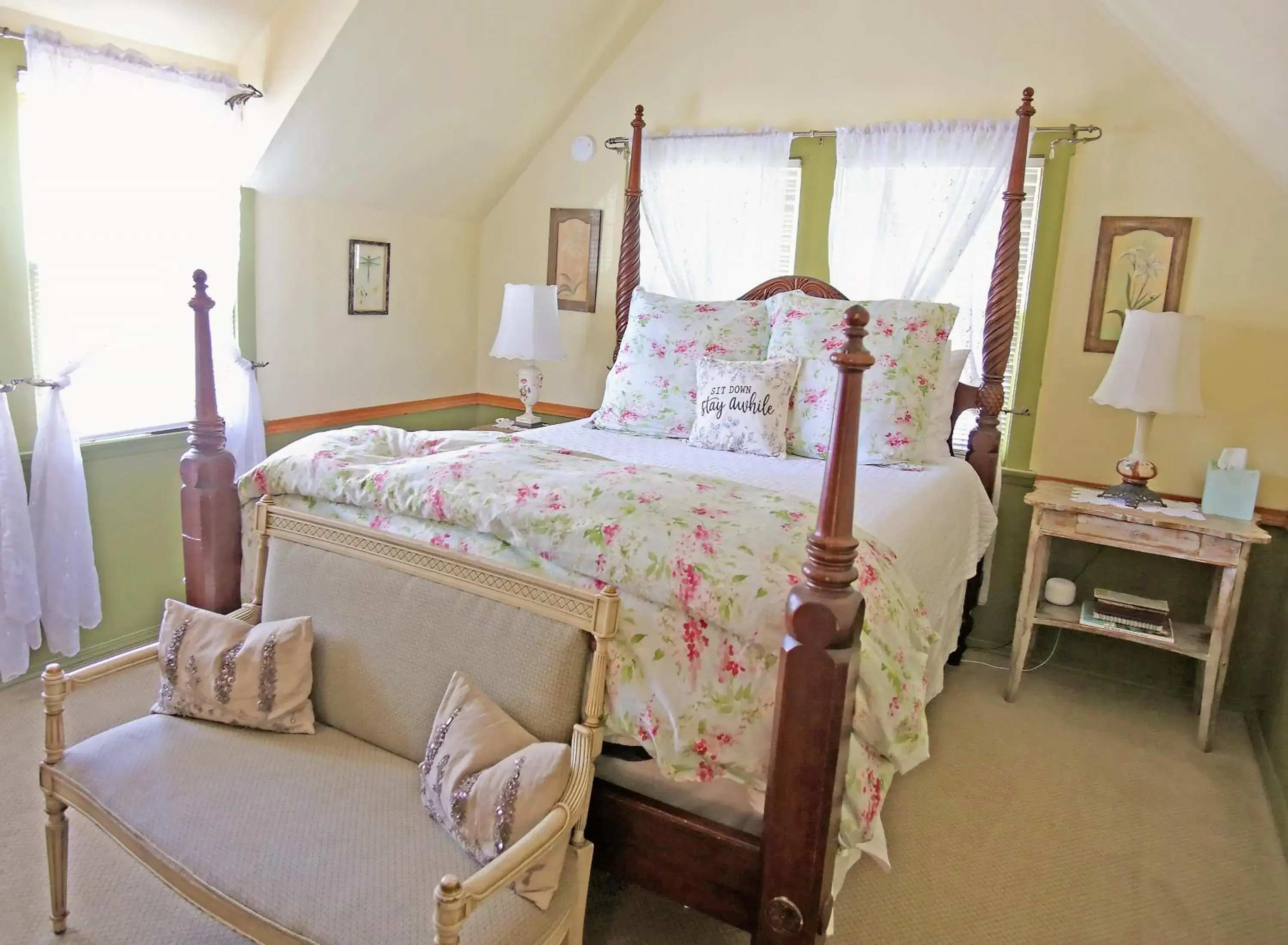 Queen Room with Garden View in Gold Mountain Manor Queen Room with Garden View in Gold Mountain Manor