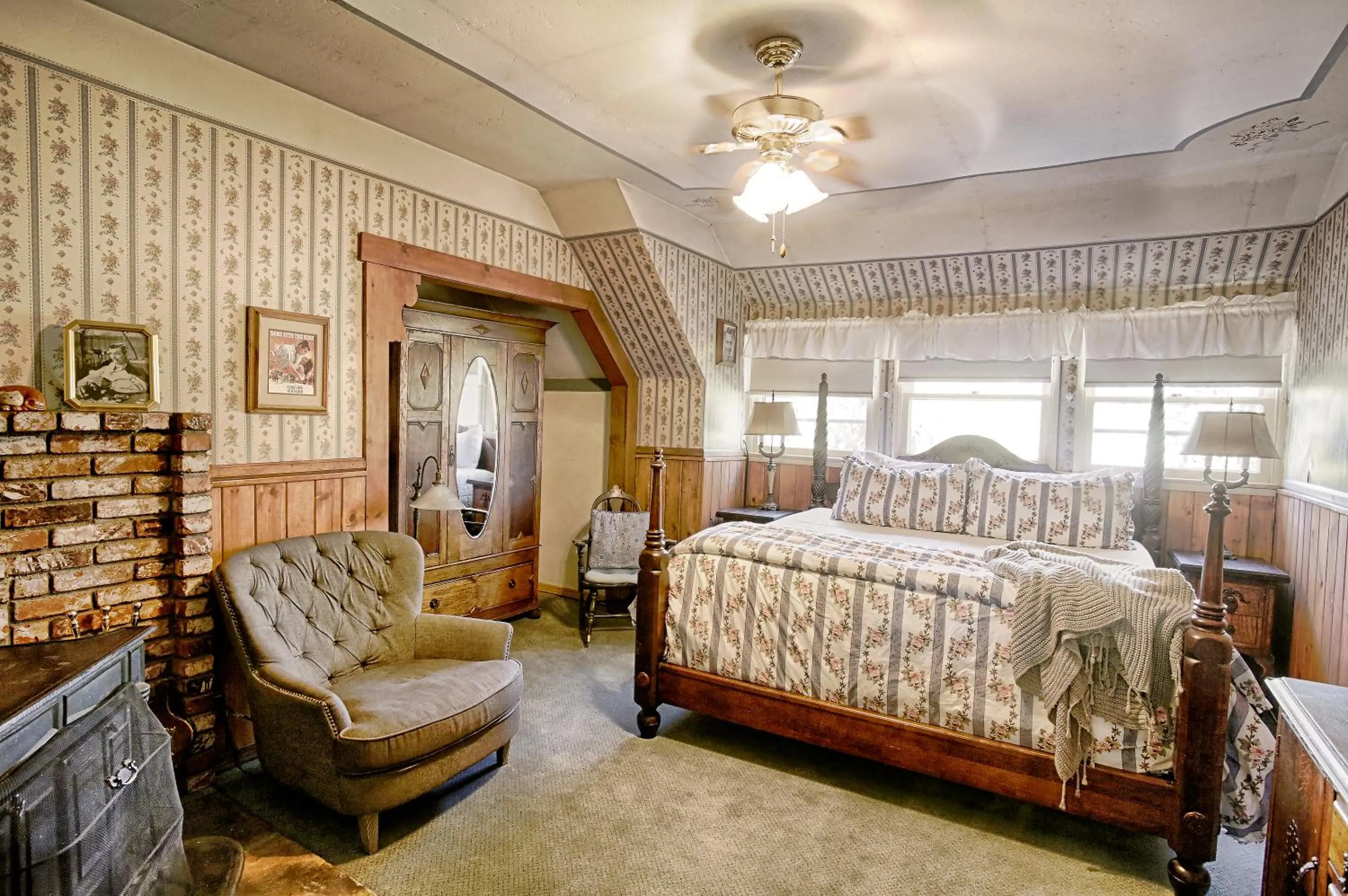 Photo of the whole room, Bed in Gold Mountain Manor