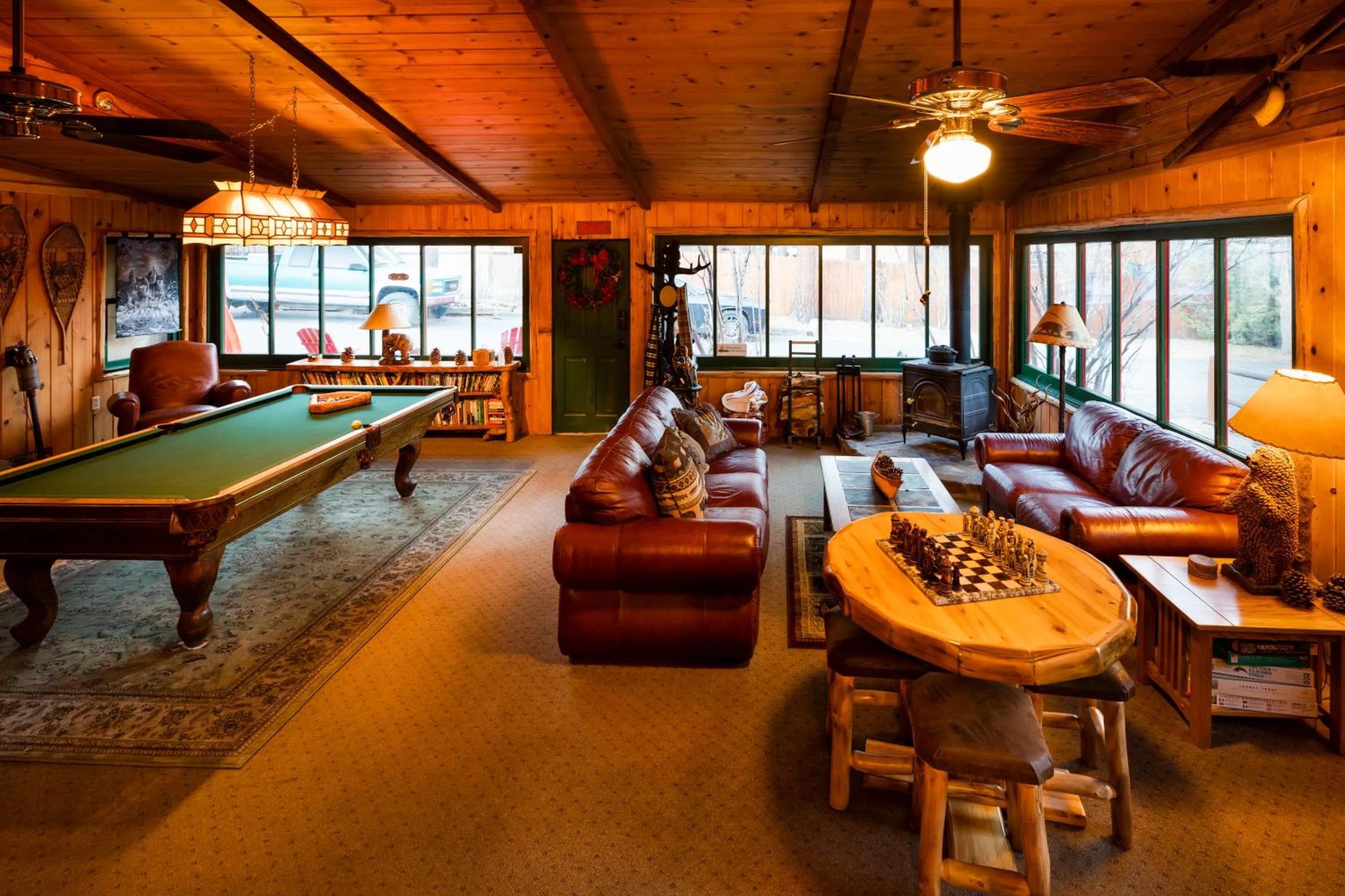 Billiard in Gold Mountain Manor