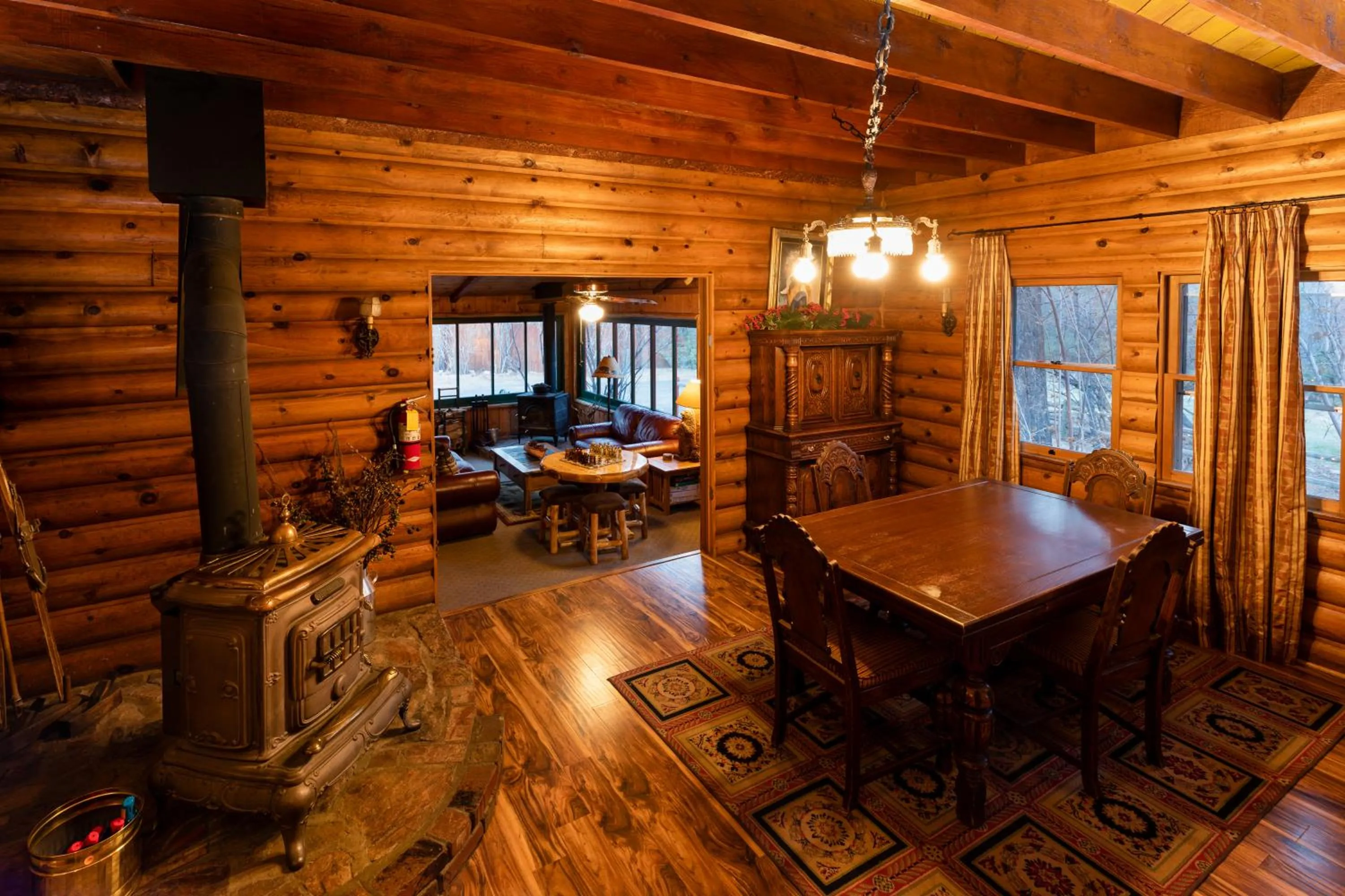Dining area in Gold Mountain Manor
