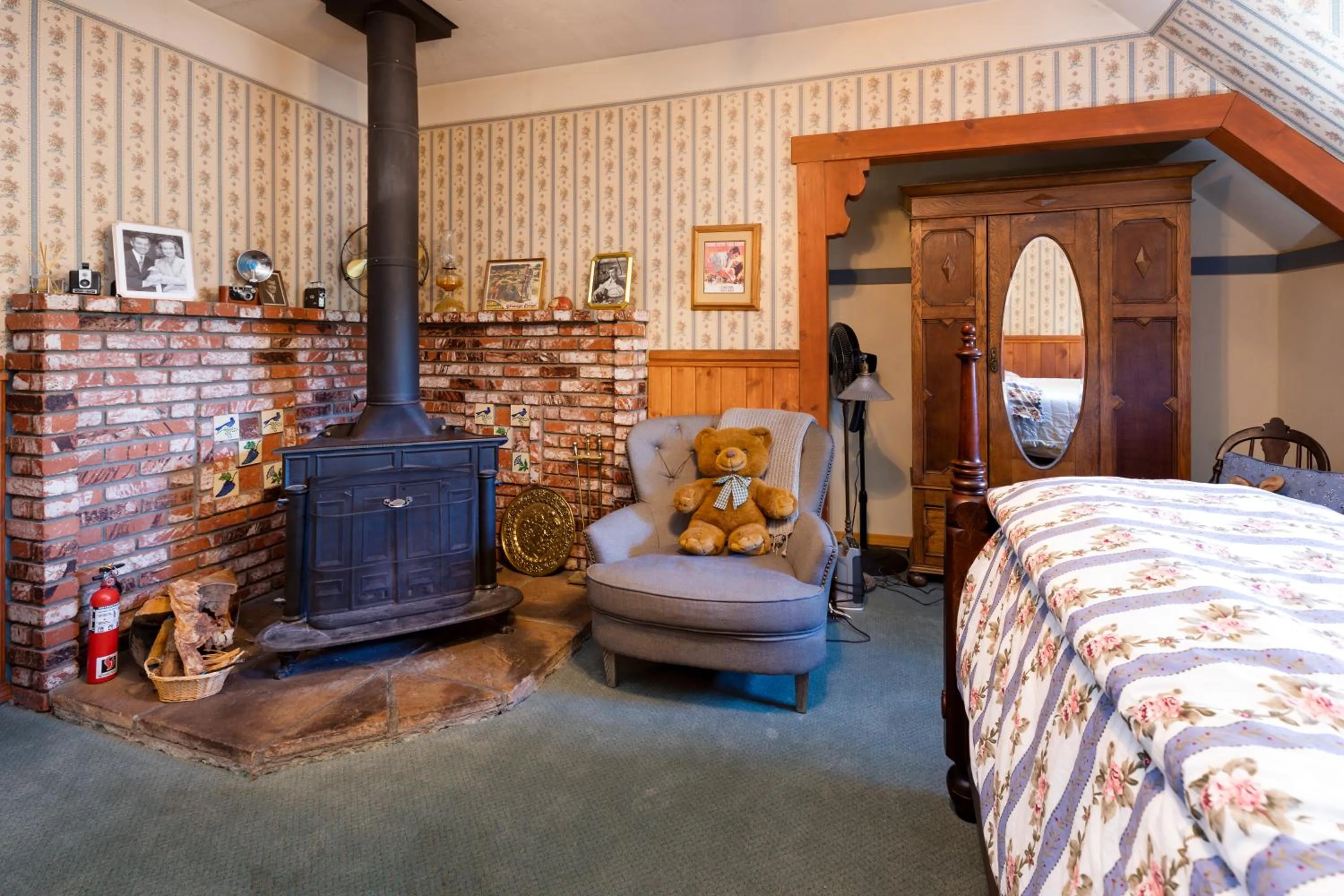 Bedroom, Bed in Gold Mountain Manor