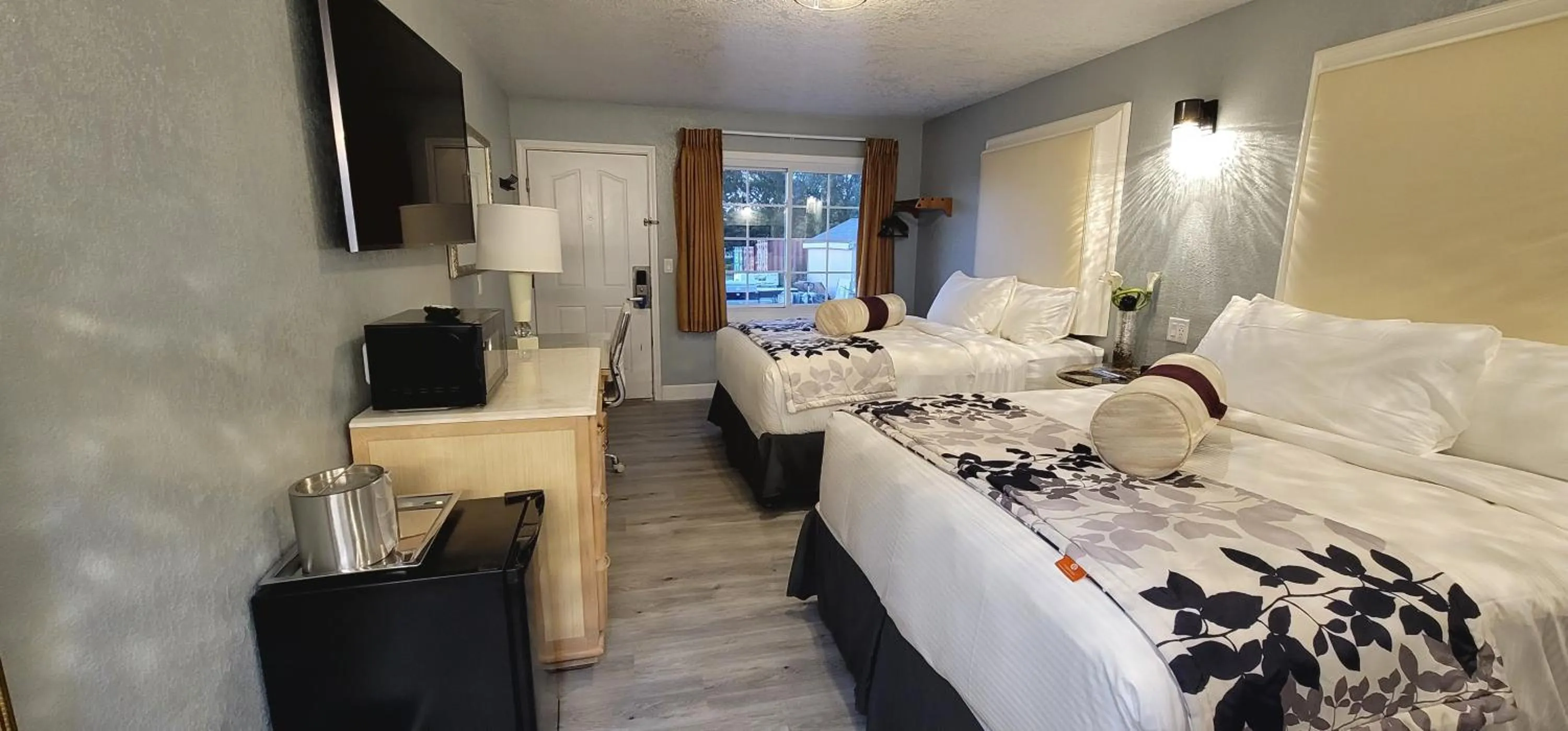 Bed in Dragonfly Inn & Suites