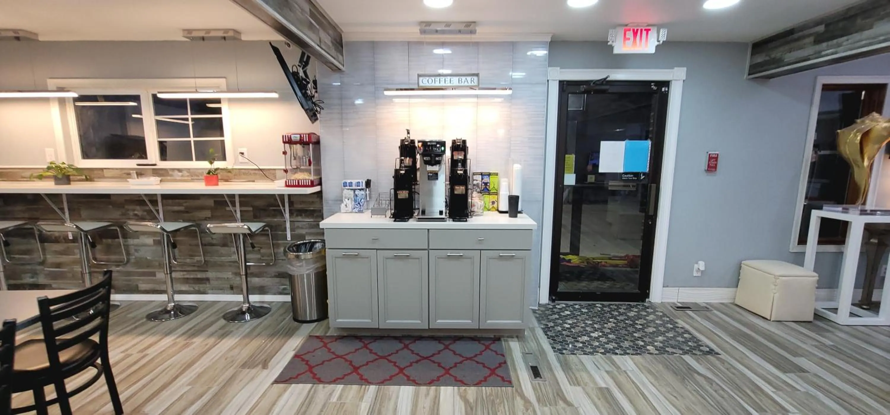 Breakfast in Dragonfly Inn & Suites