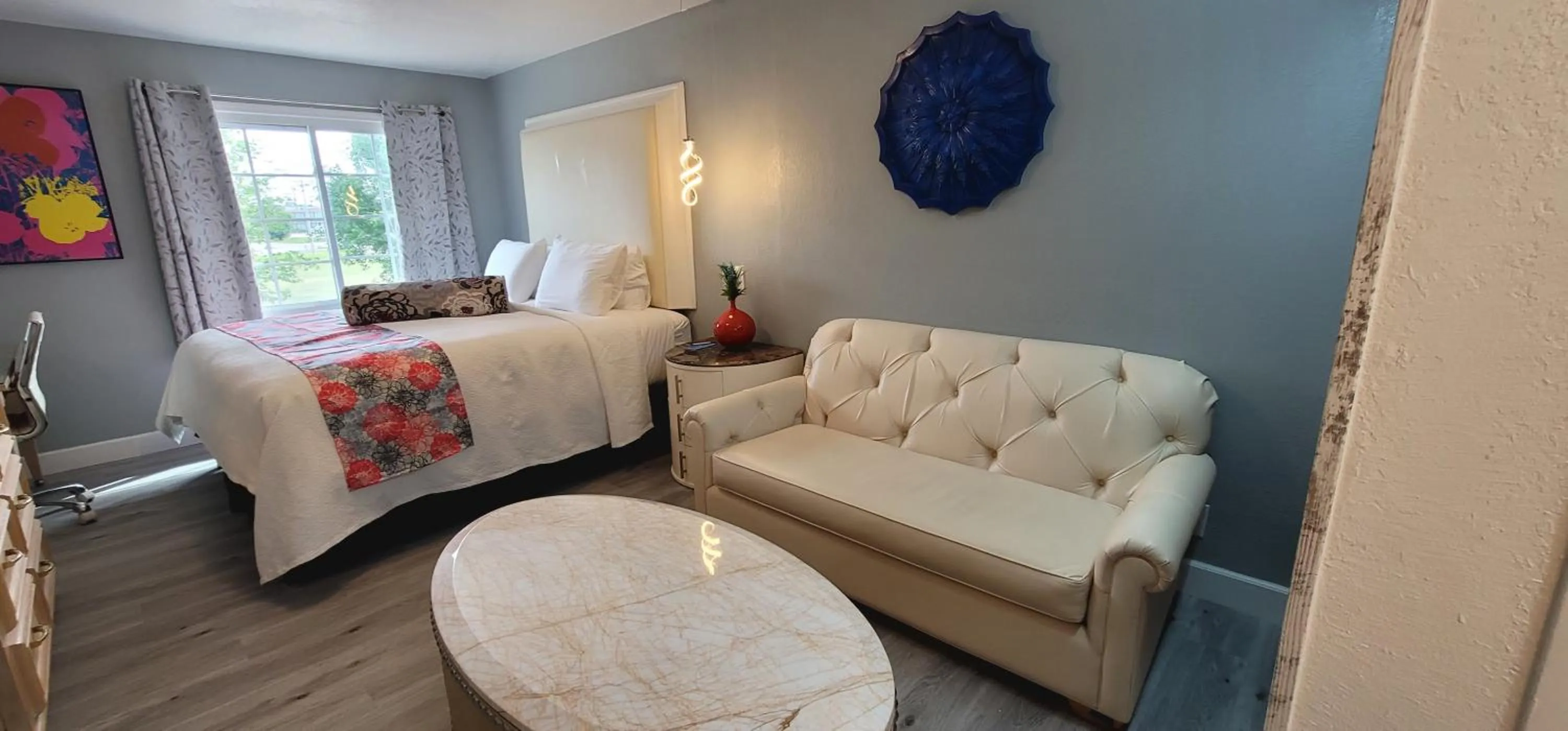 Living room, Bed in Dragonfly Inn & Suites