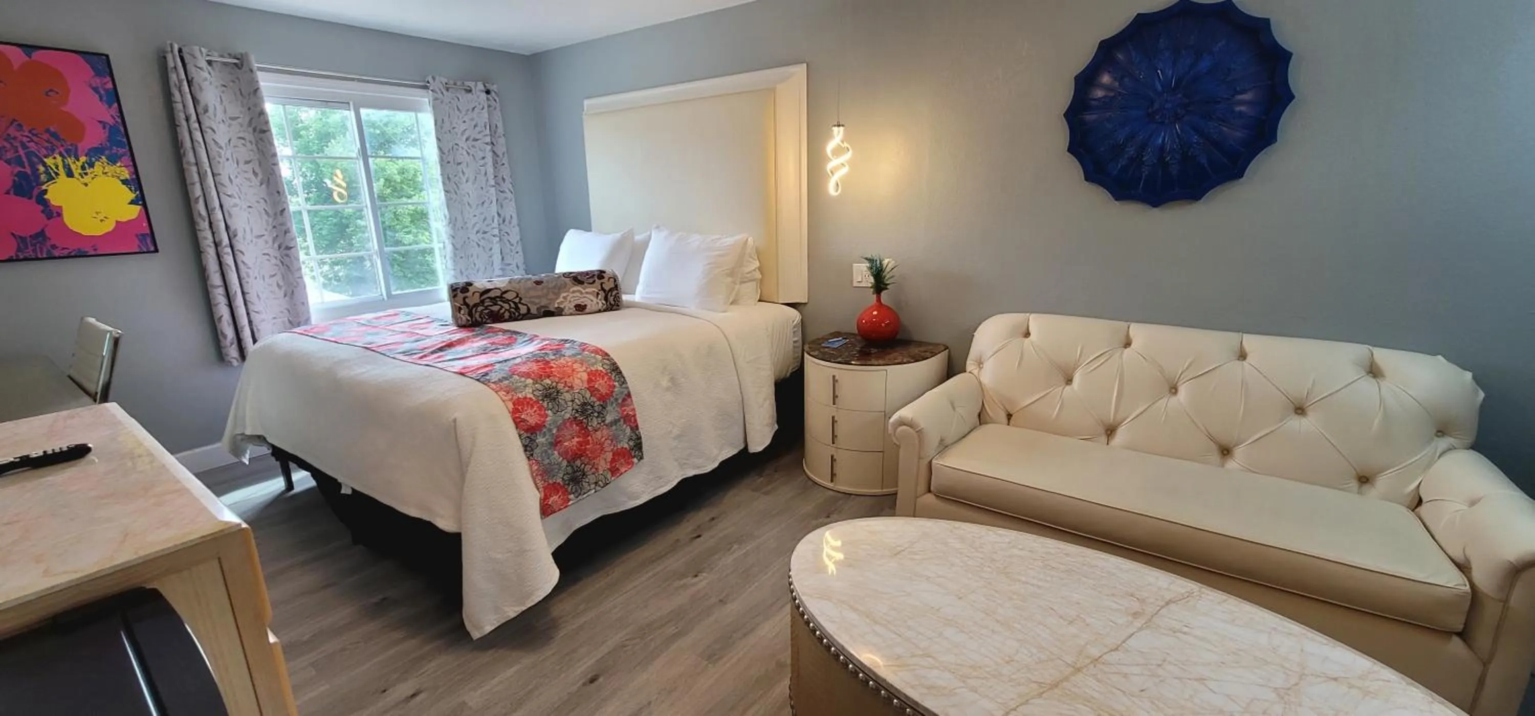 TV and multimedia, Bed in Dragonfly Inn & Suites