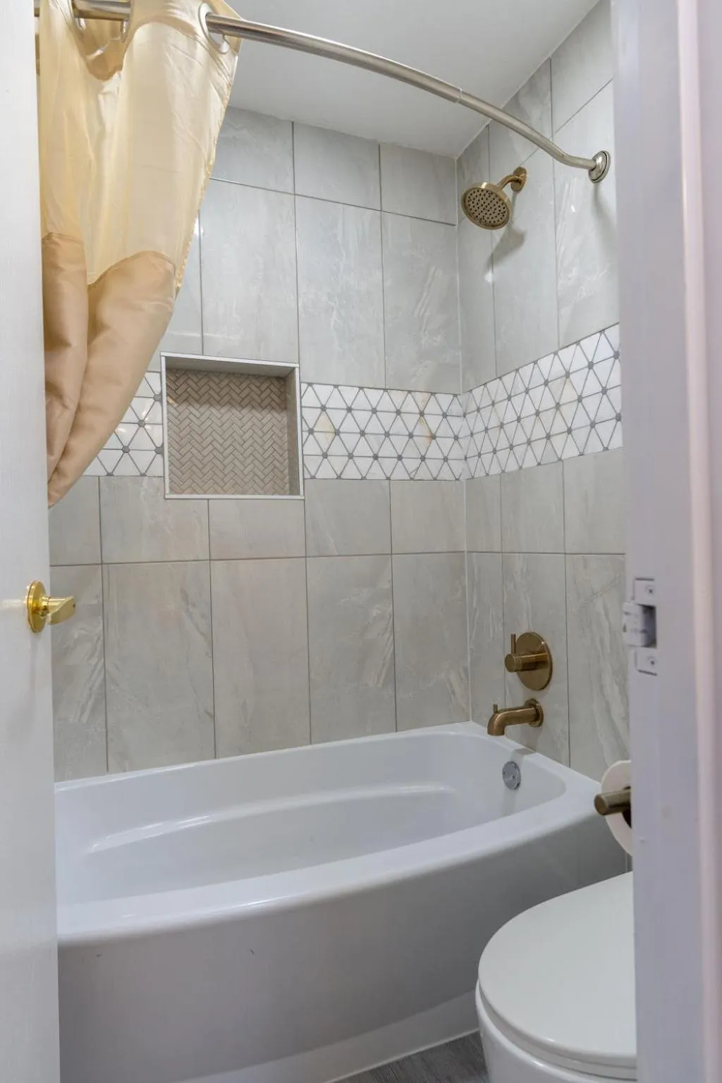 Shower in Dragonfly Inn & Suites