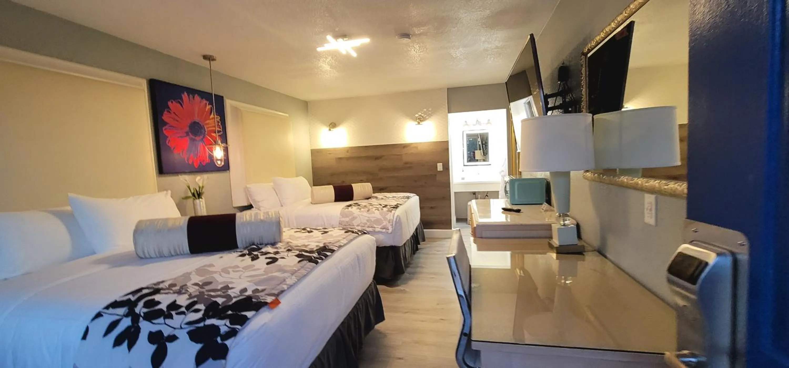 Communal lounge/ TV room in Dragonfly Inn & Suites