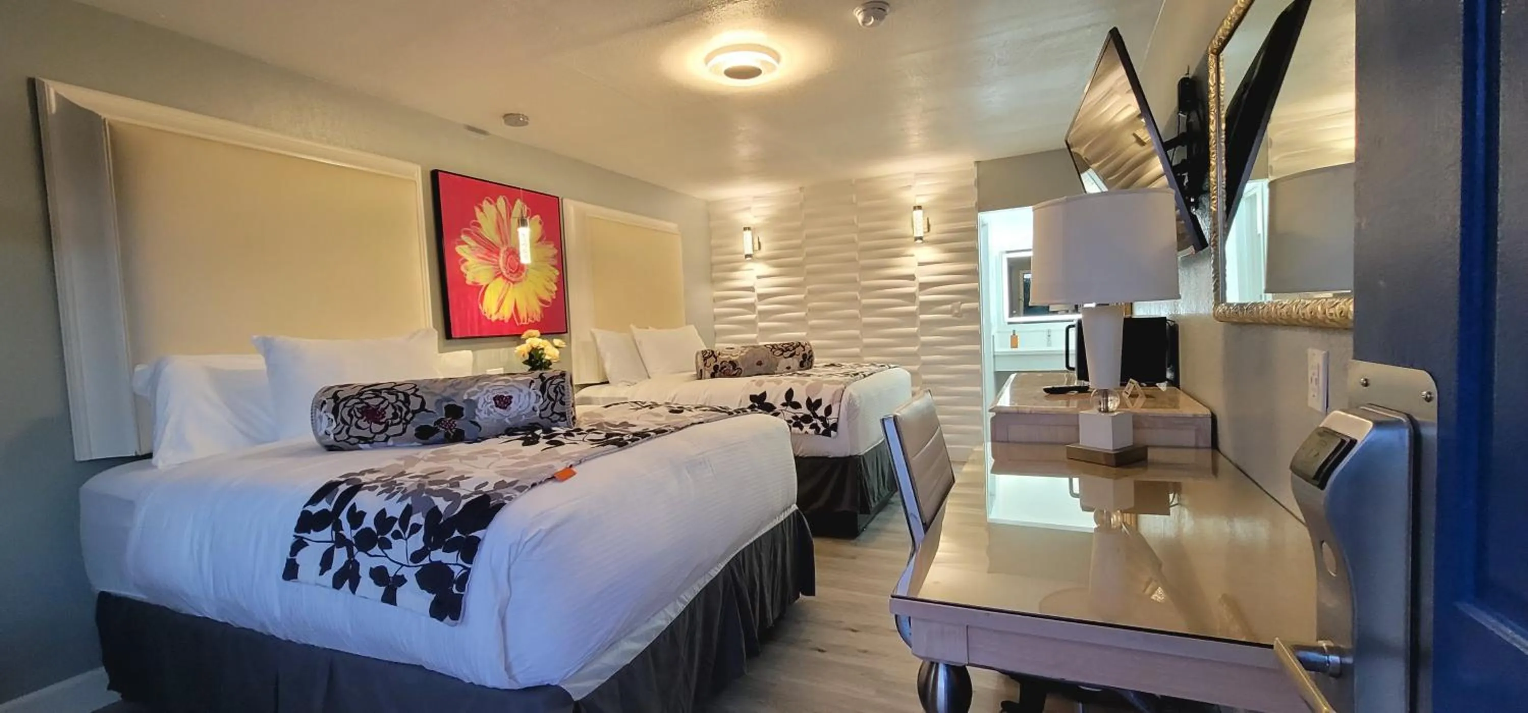 Bed in Dragonfly Inn & Suites