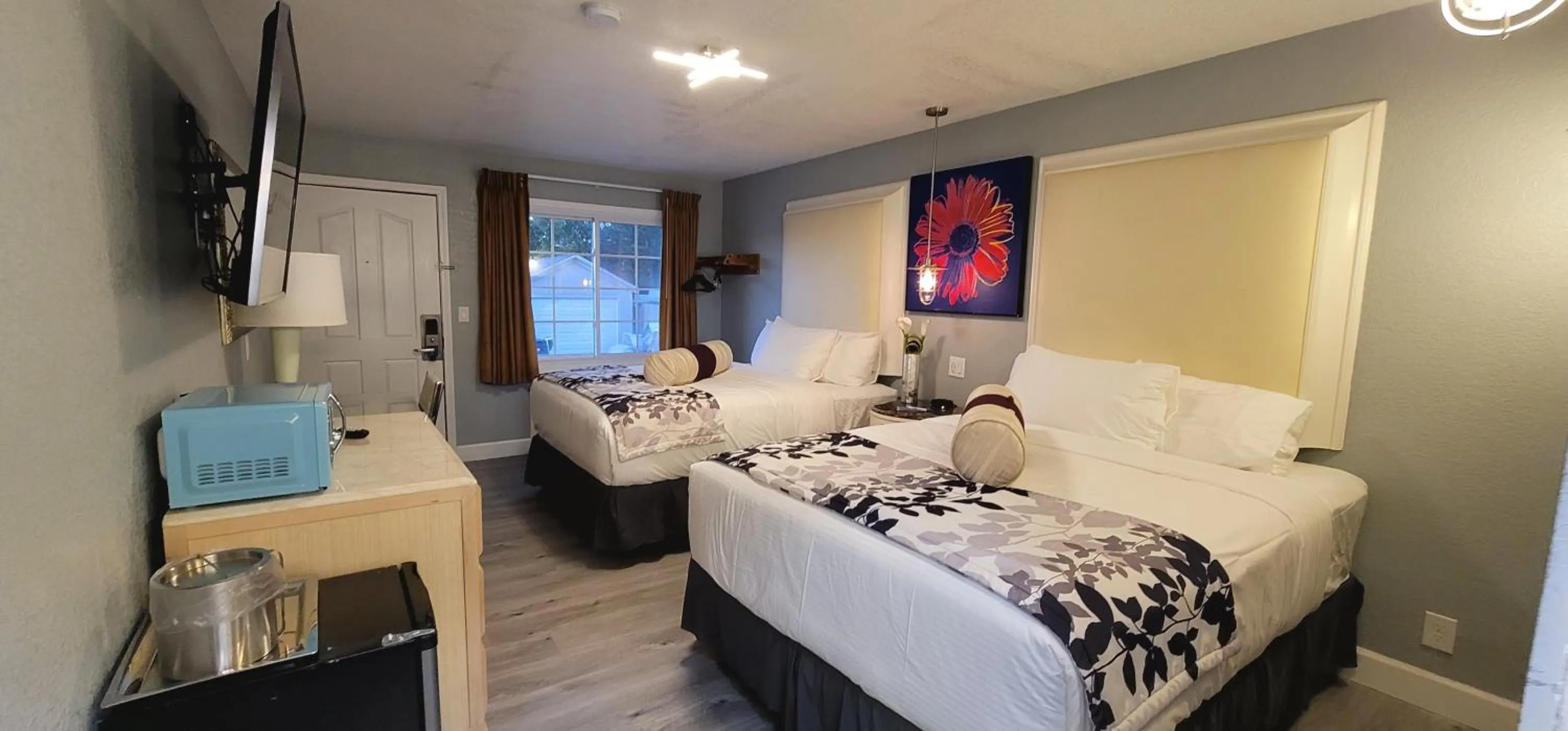 Living room, Bed in Dragonfly Inn & Suites