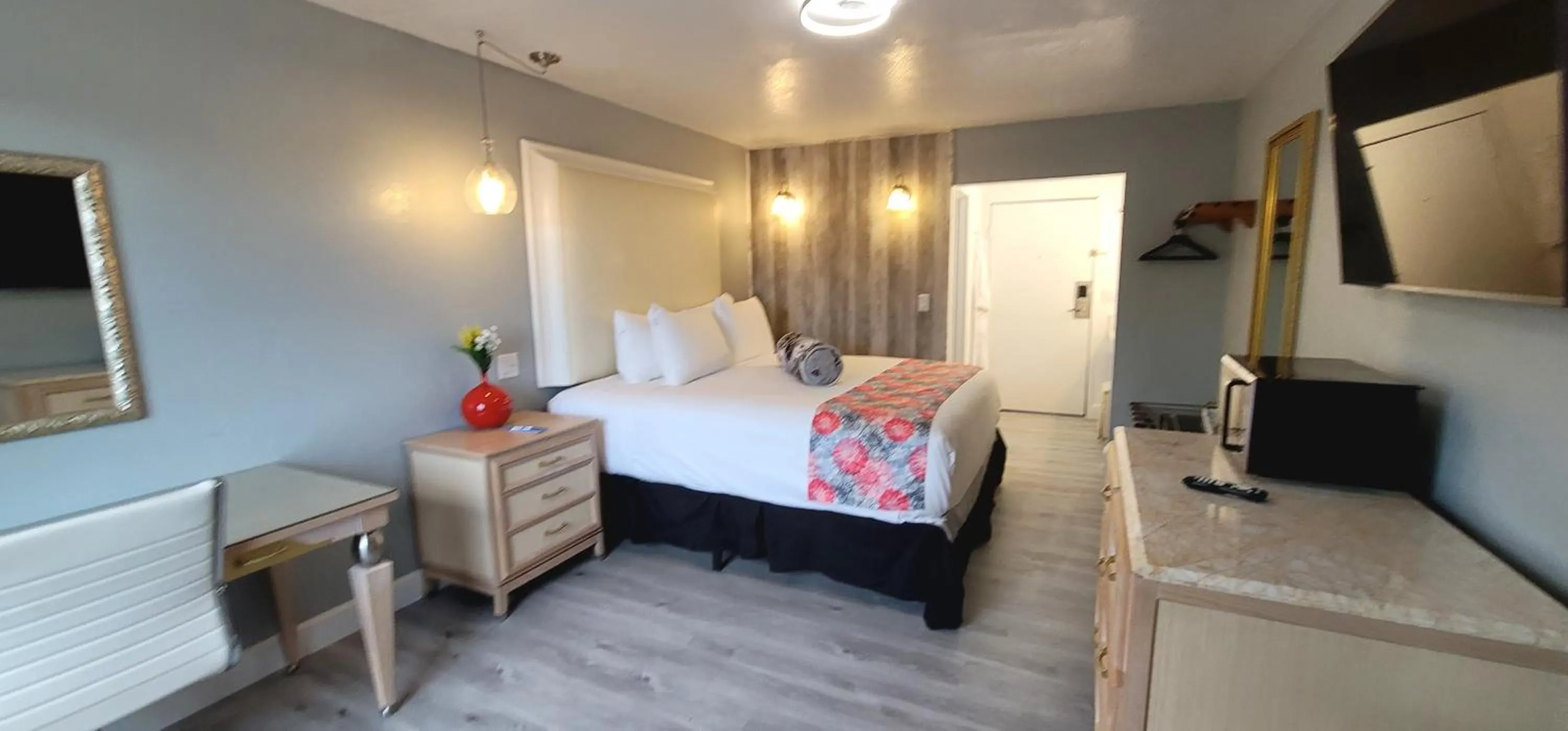 Photo of the whole room, Bed in Dragonfly Inn & Suites