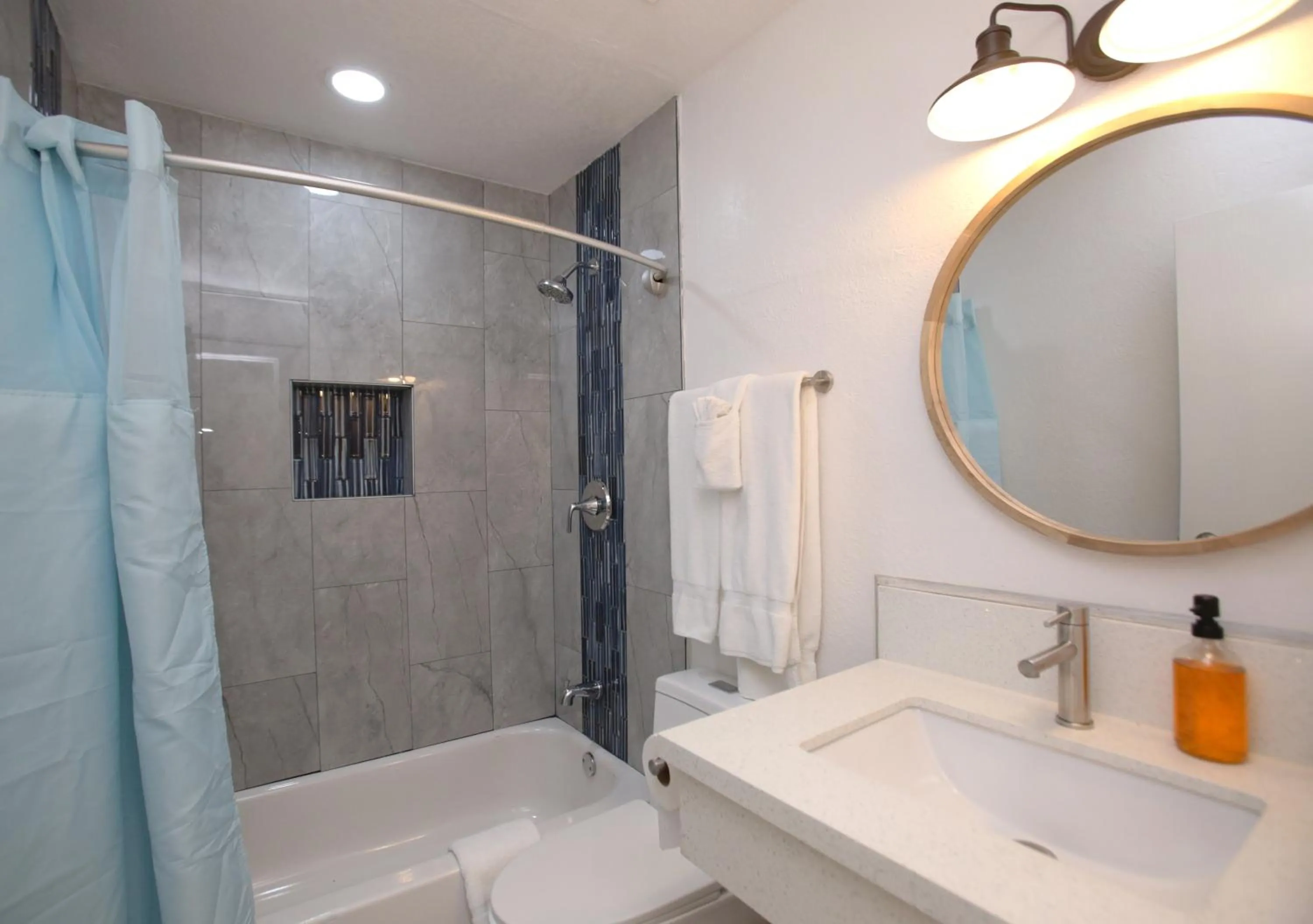 Shower in Dragonfly Inn & Suites