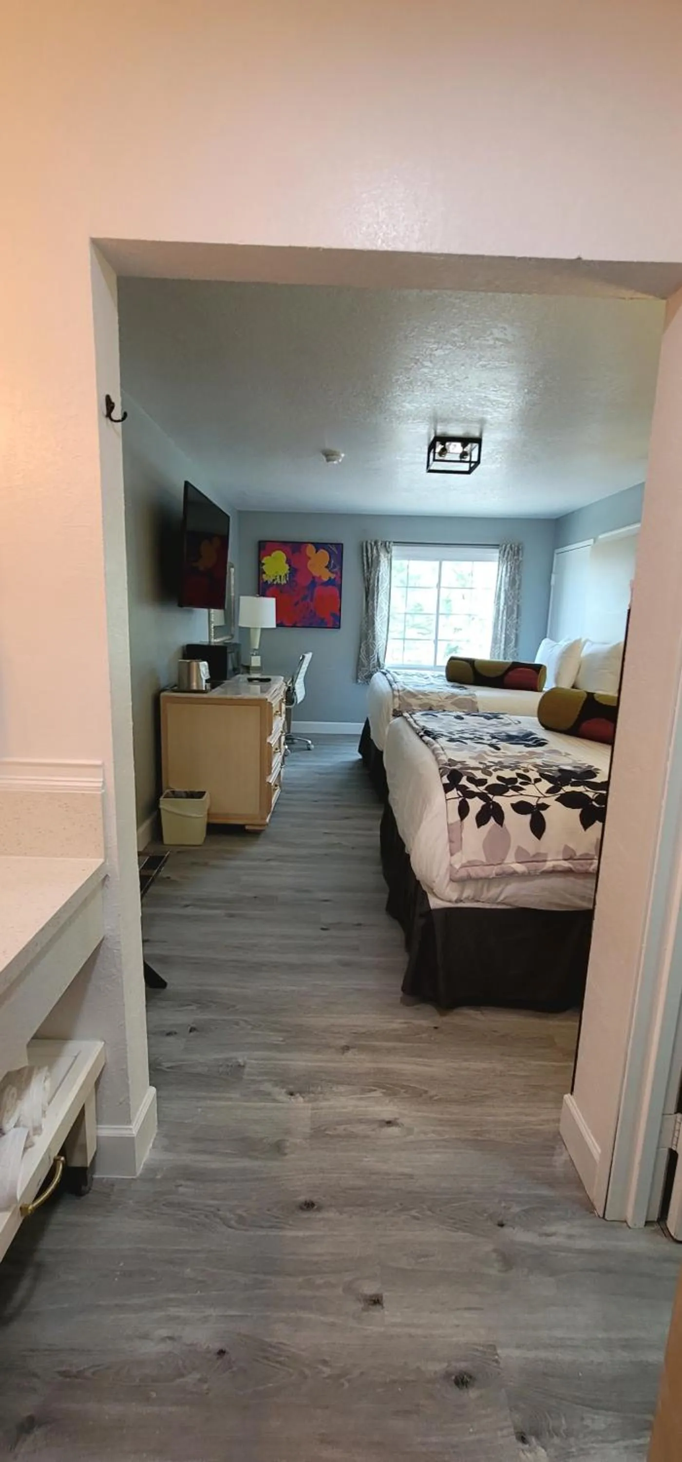 Bed in Dragonfly Inn & Suites