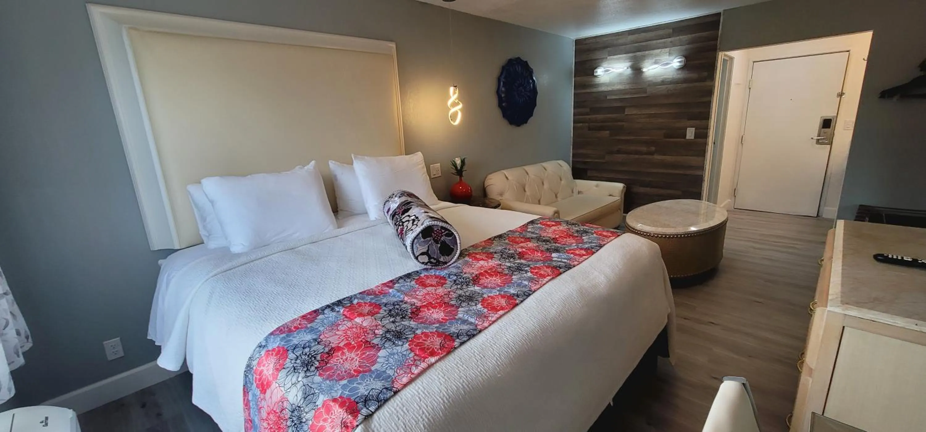 Bed in Dragonfly Inn & Suites