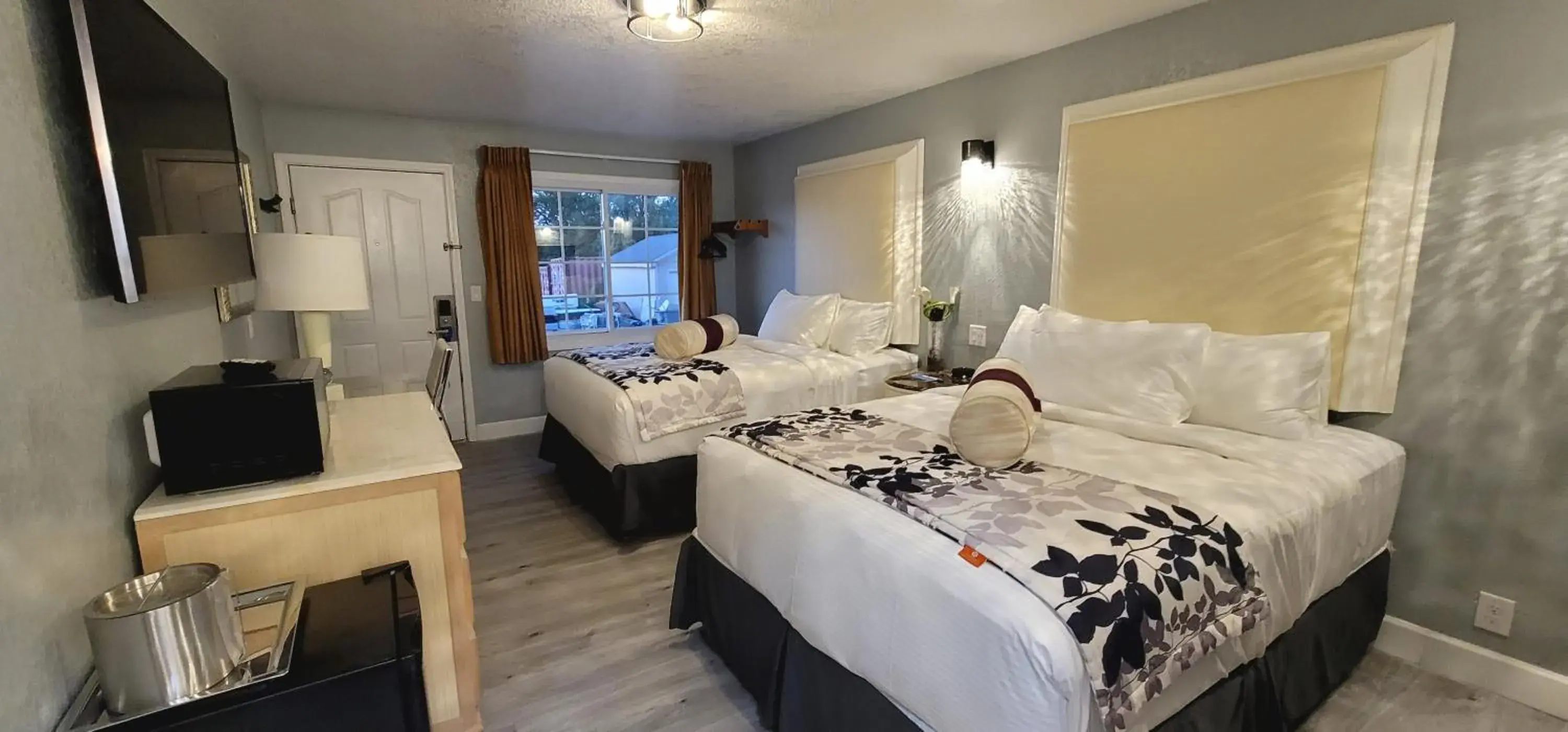 Queen Room in Dragonfly Inn & Suites Queen Room in Dragonfly Inn & Suites