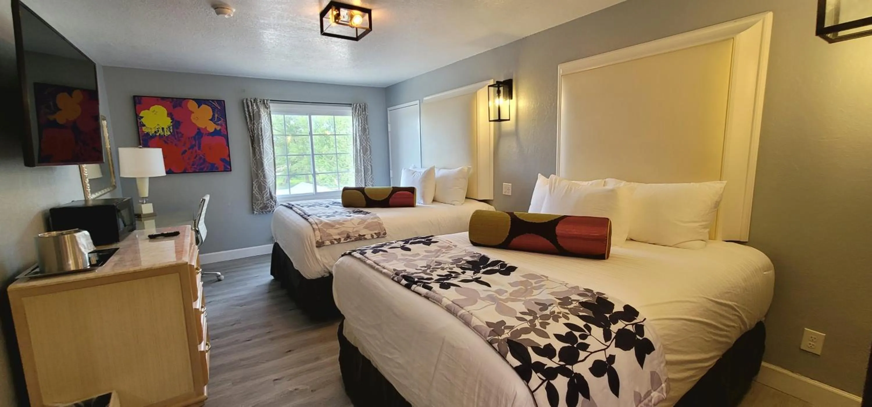 TV and multimedia, Bed in Dragonfly Inn & Suites