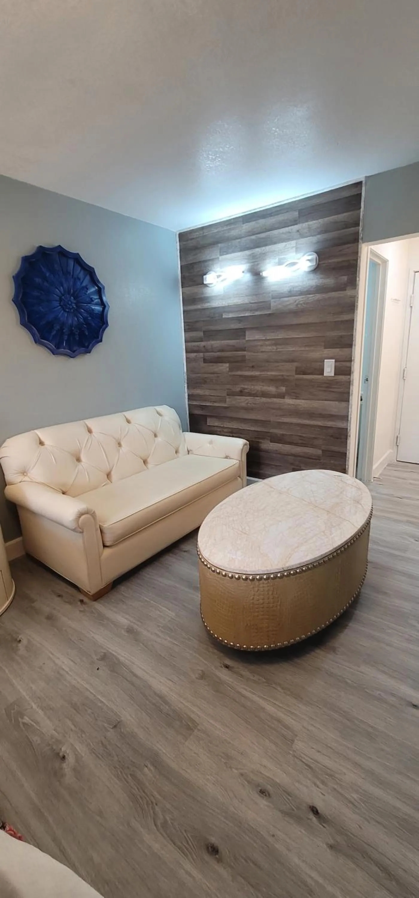 Living room, Bed in Dragonfly Inn & Suites