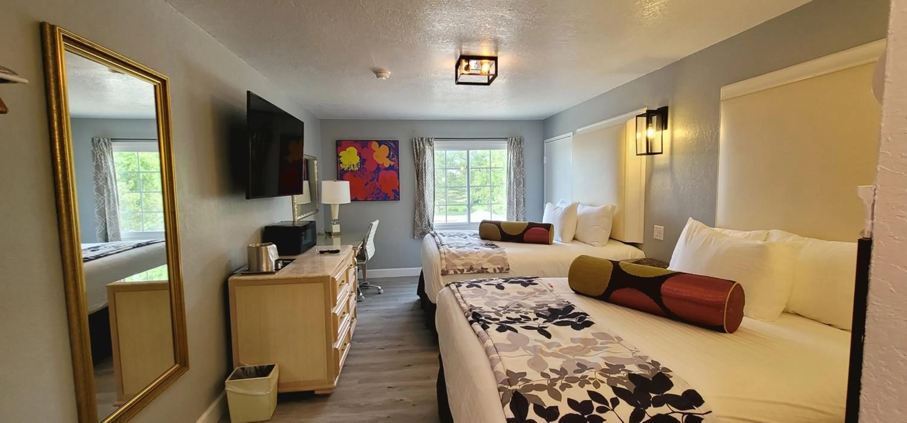 TV and multimedia, Bed in Dragonfly Inn & Suites
