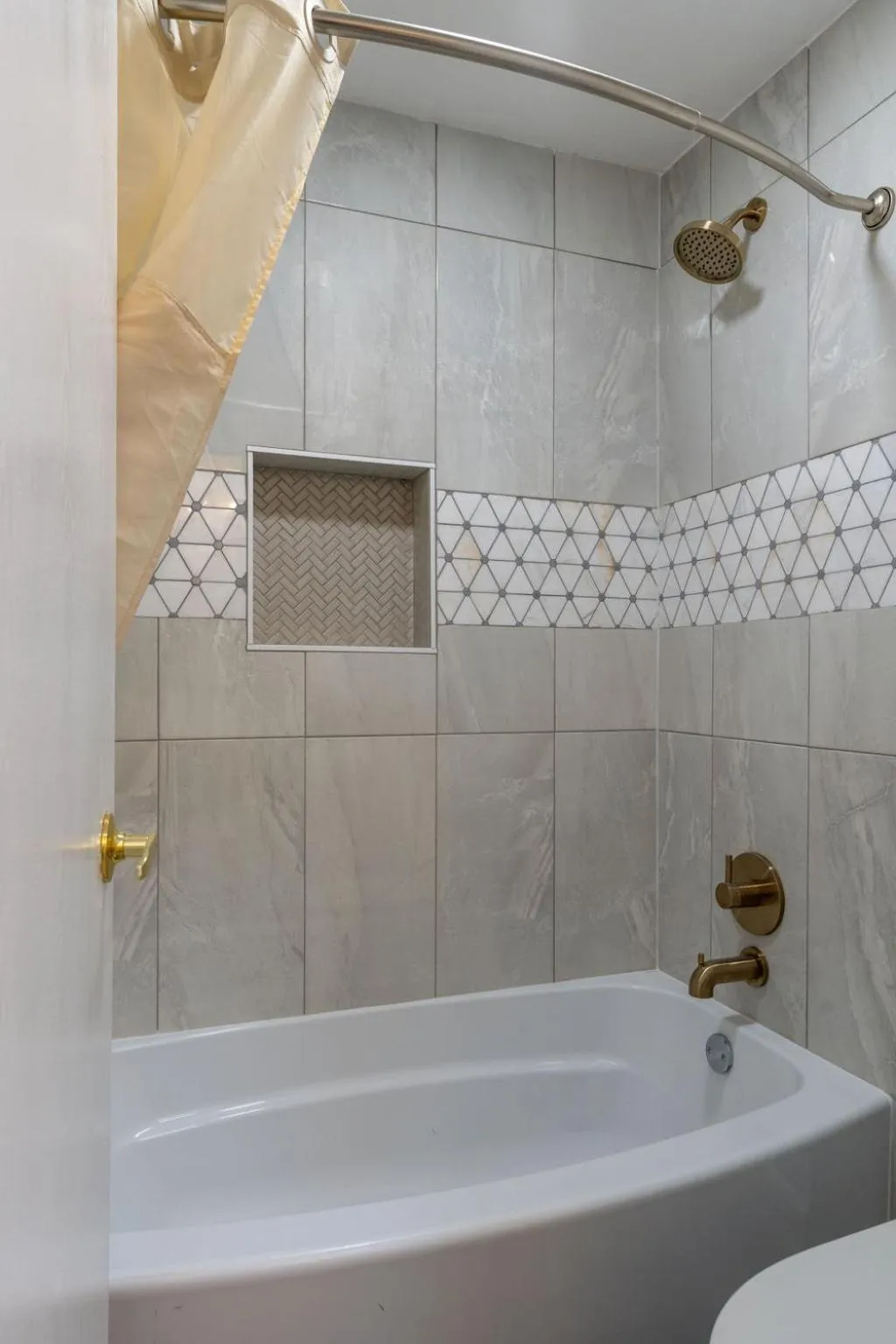 Shower in Dragonfly Inn & Suites