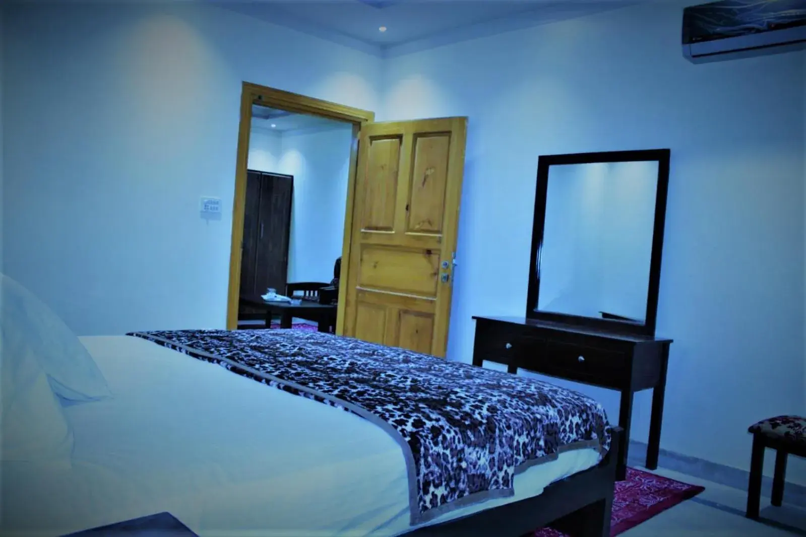 Bedroom, Bed in Hotel Le Meridien Bedroom, Bed in Hotel Le Meridien