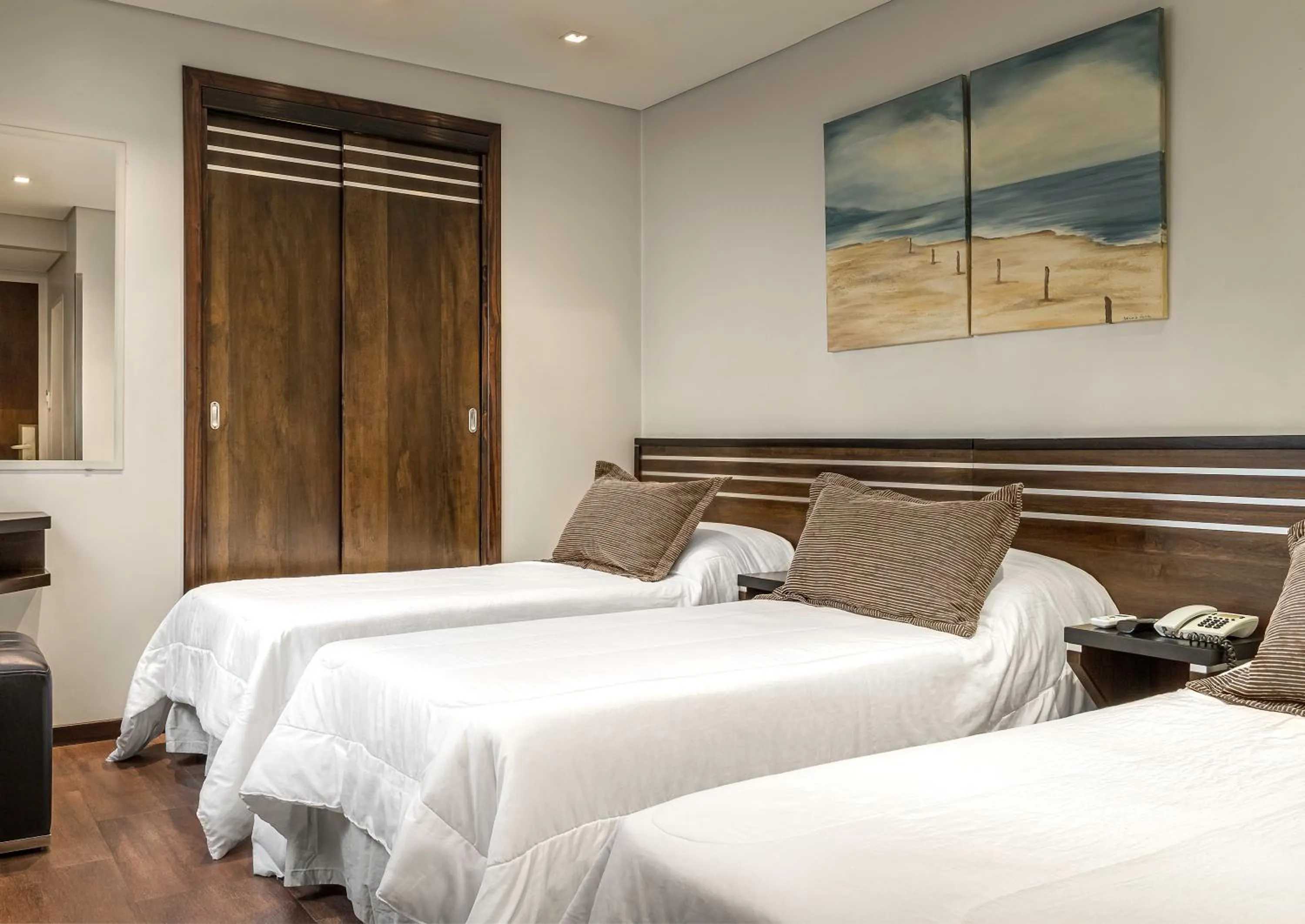 Photo of the whole room, Bed in Up Retiro