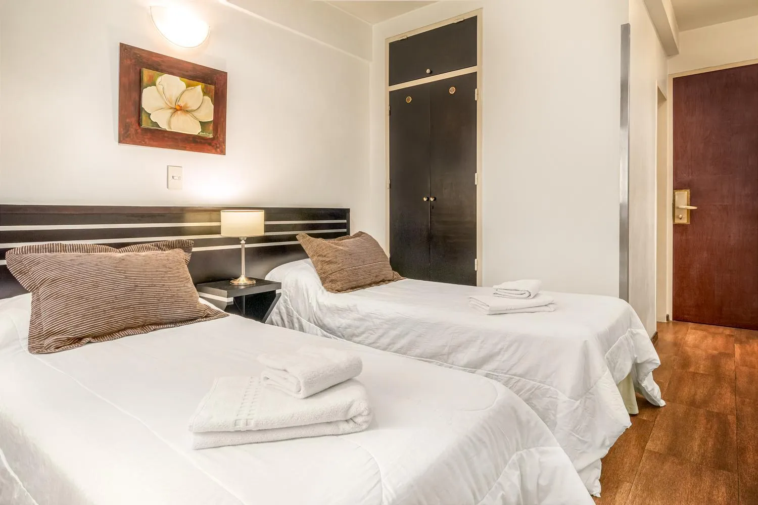 Photo of the whole room, Bed in Up Retiro