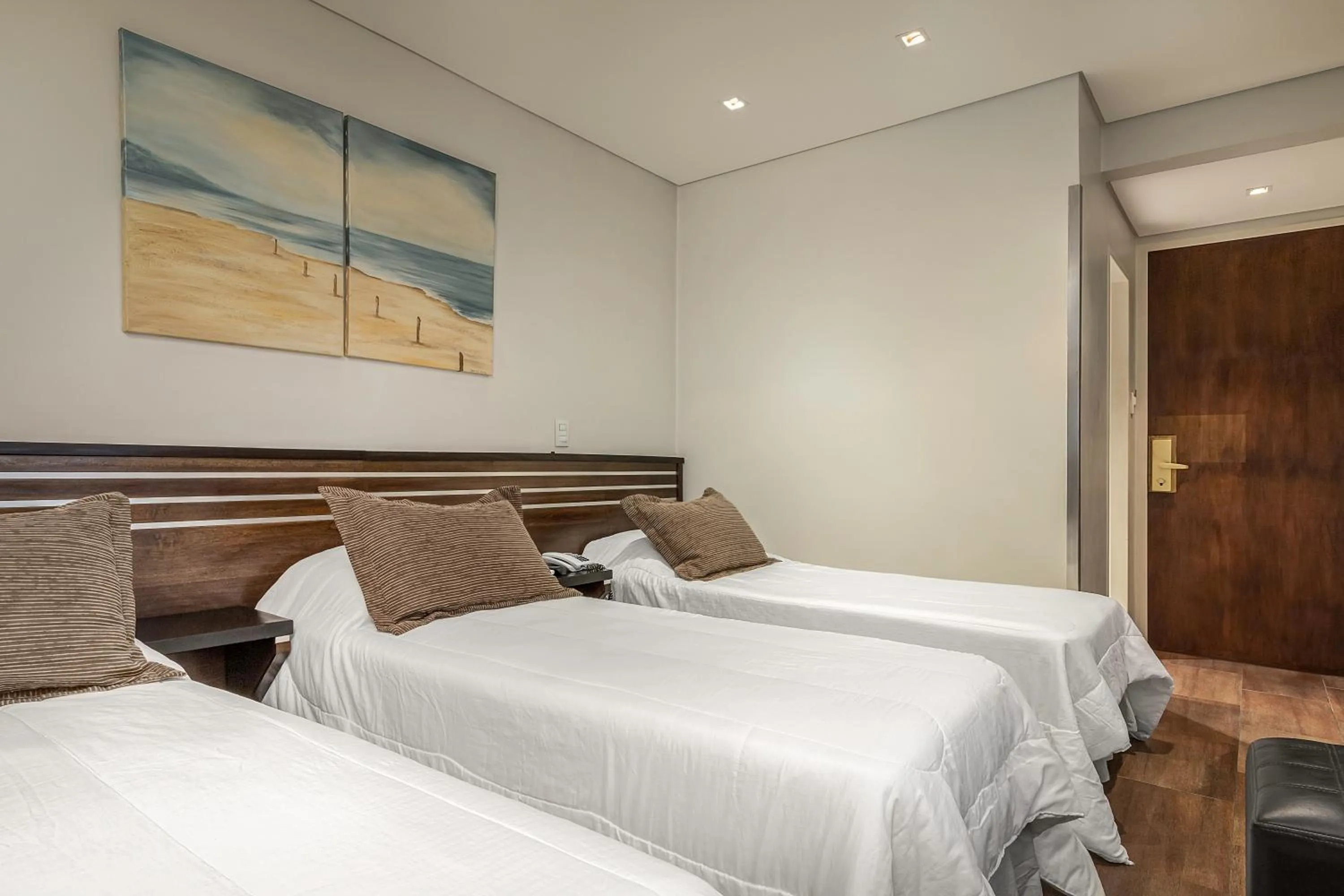 Photo of the whole room, Bed in Up Retiro