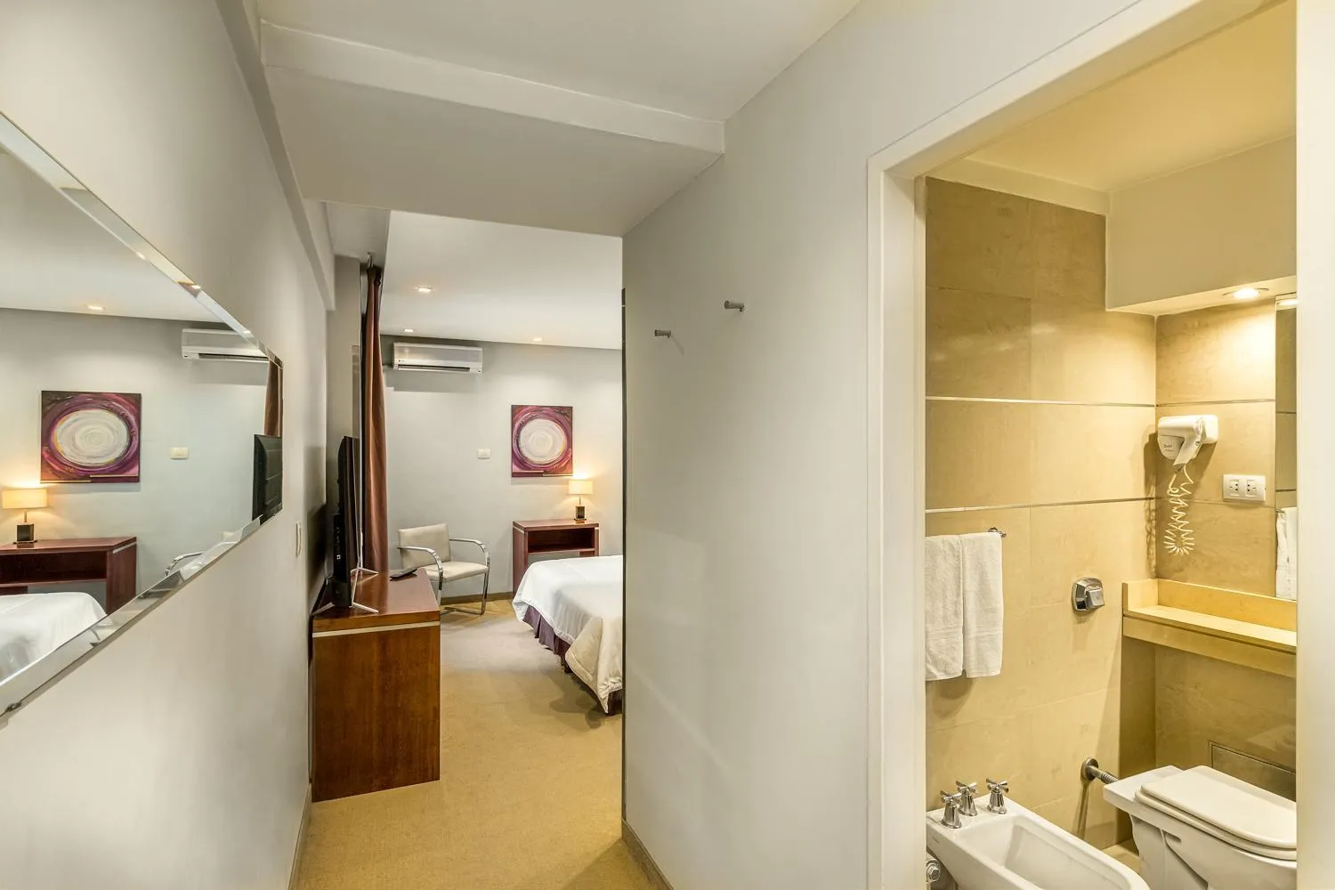 Photo of the whole room, Bed in Up Retiro