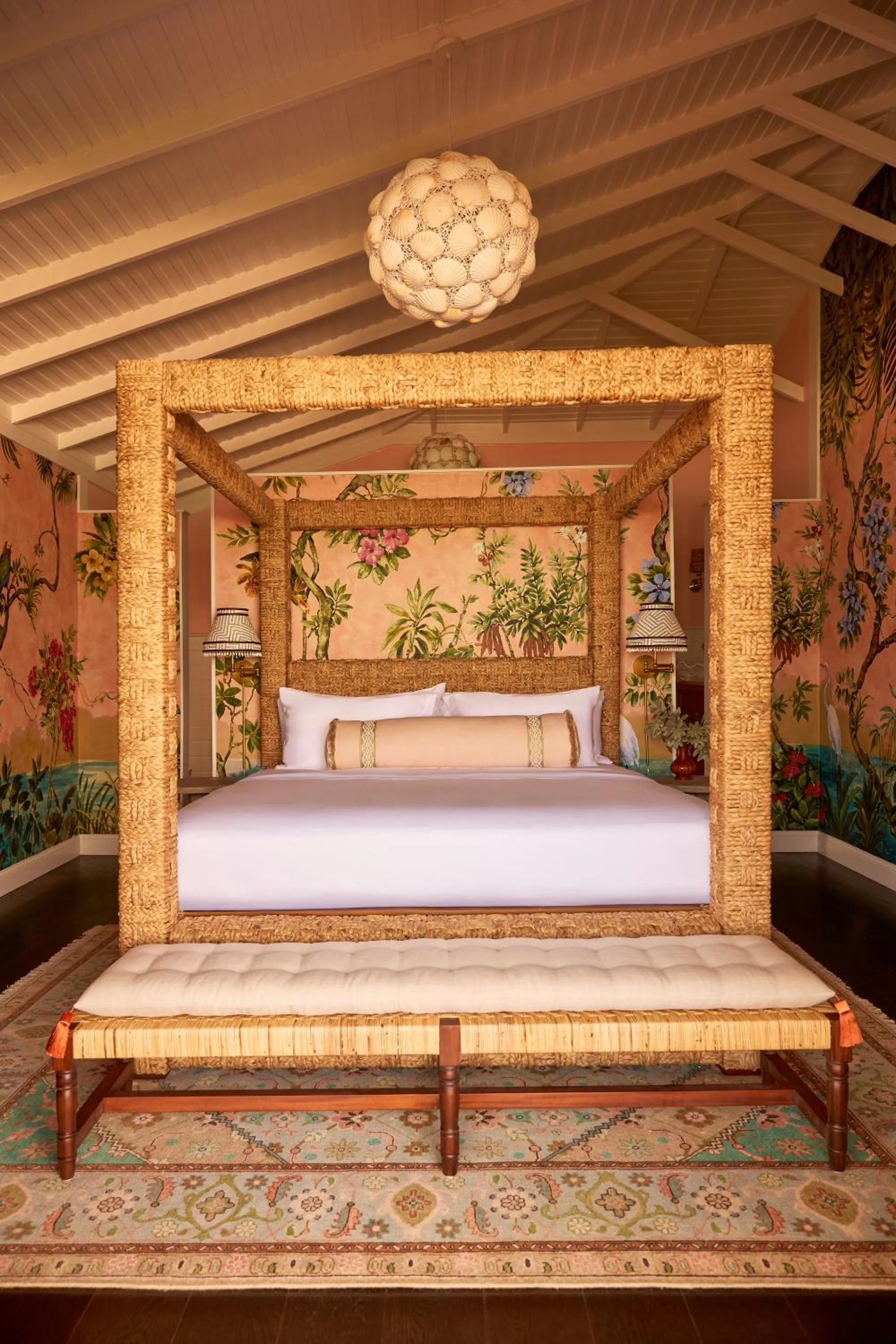 Bed in Coral Sands Inn & Cottages