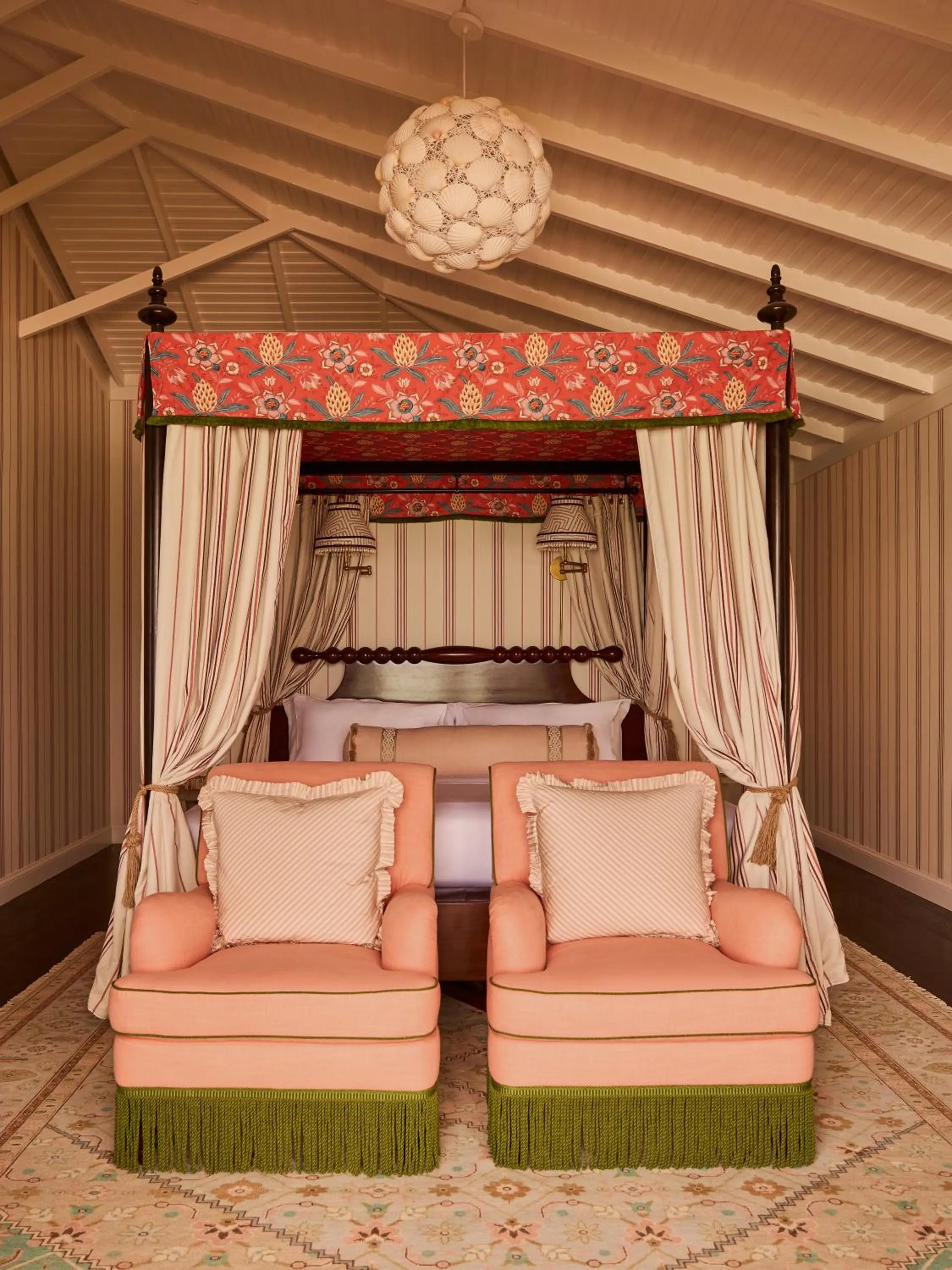 Bed in Coral Sands Inn & Cottages