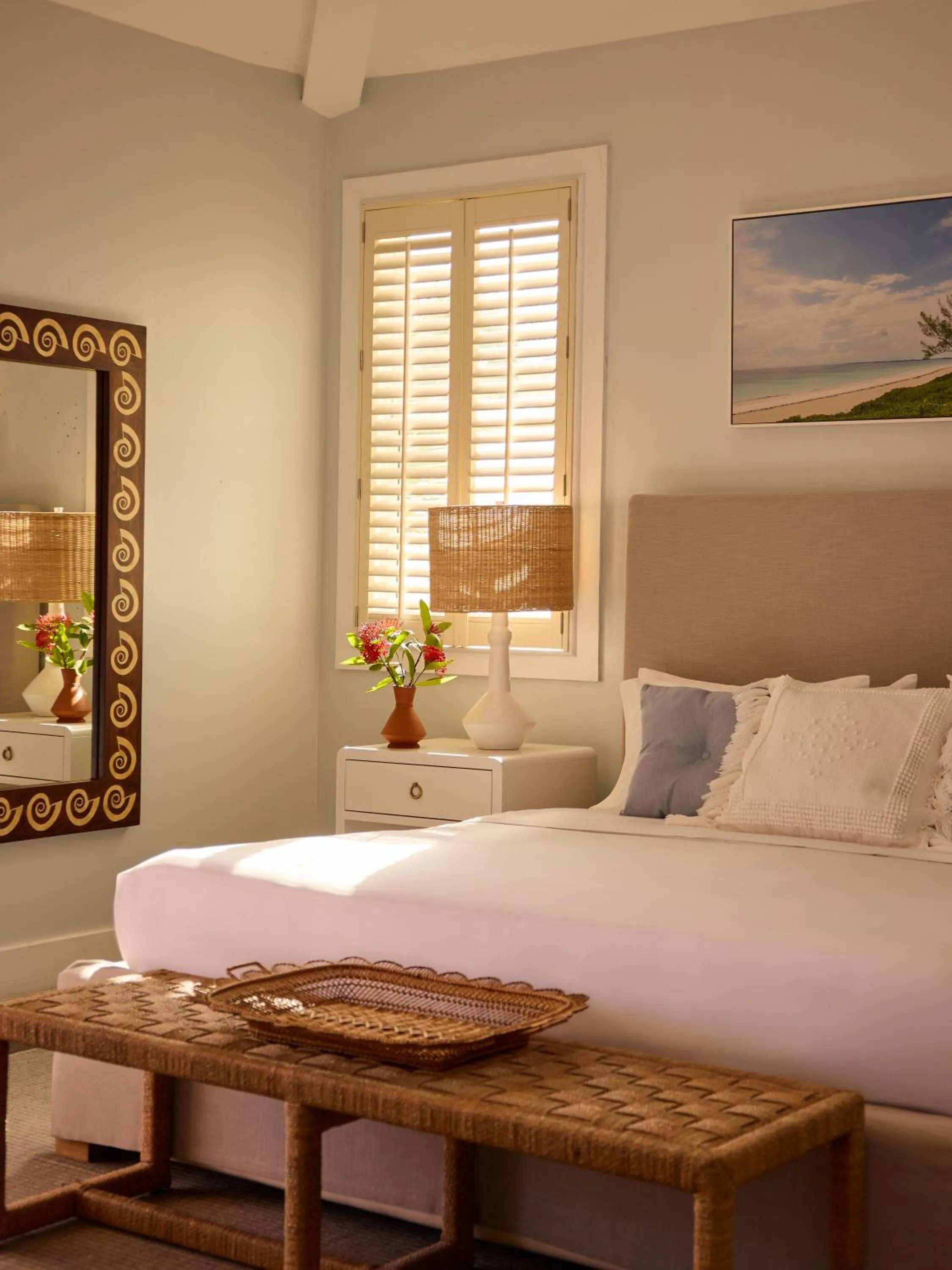 Bed in Coral Sands Inn & Cottages