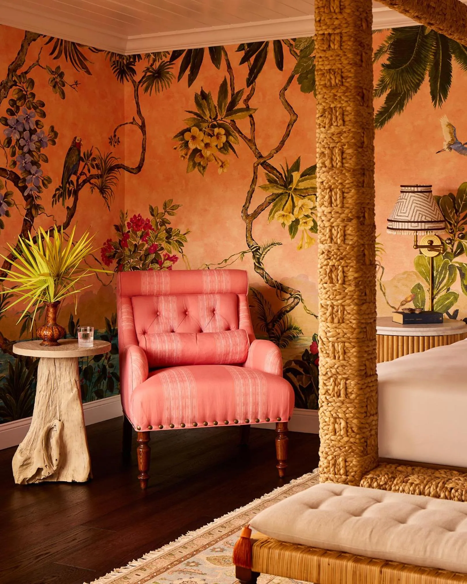 Seating area, Bed in Coral Sands Inn & Cottages