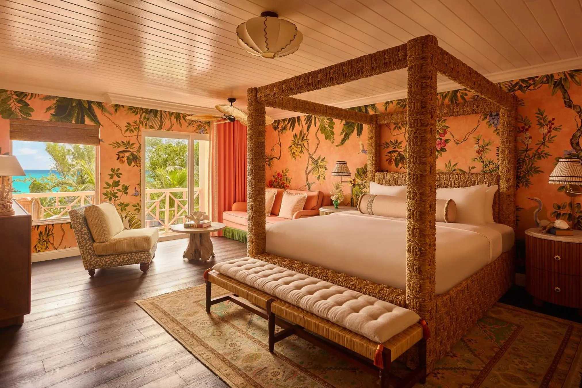 Bed in Coral Sands Inn & Cottages