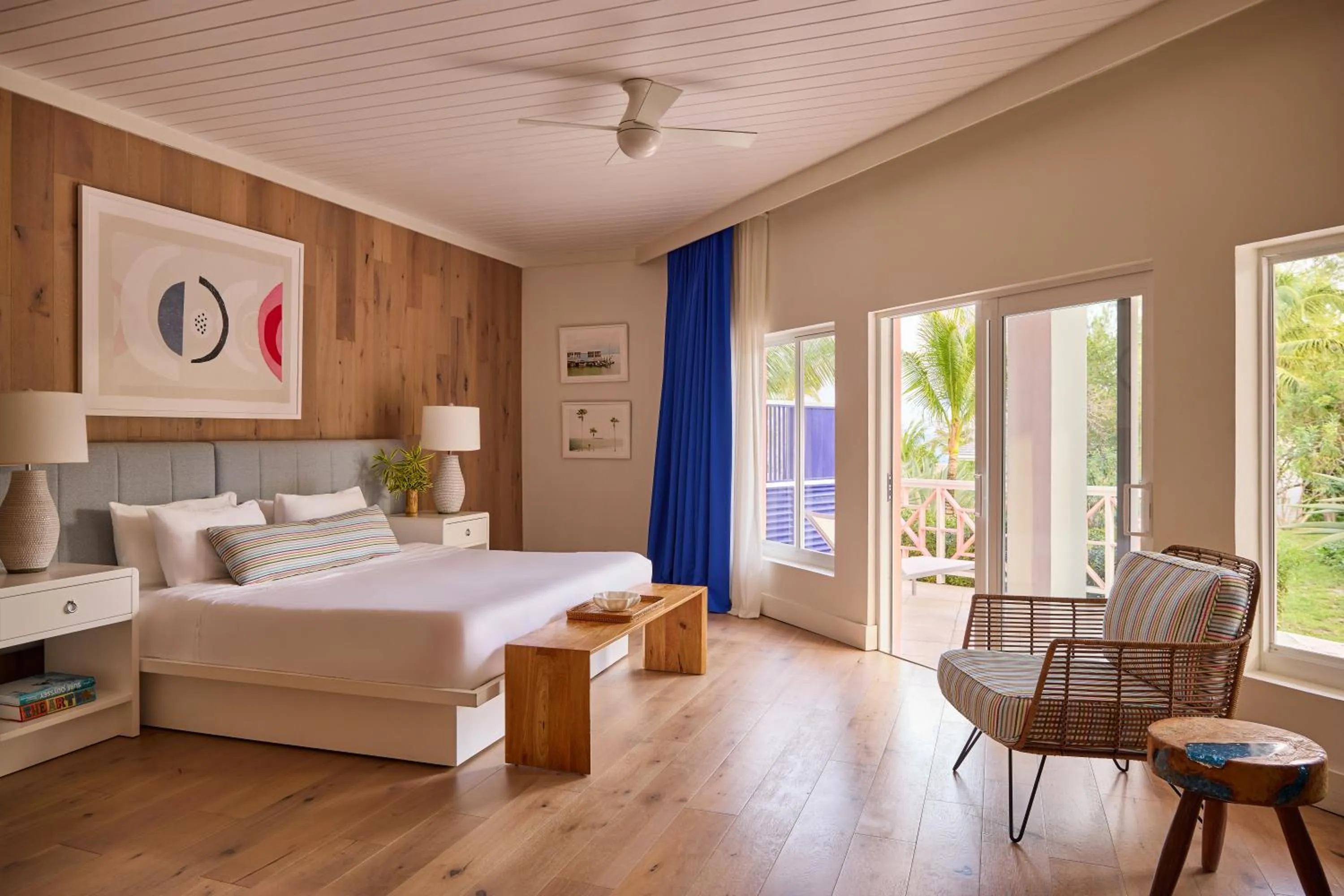 Bed in Coral Sands Inn & Cottages