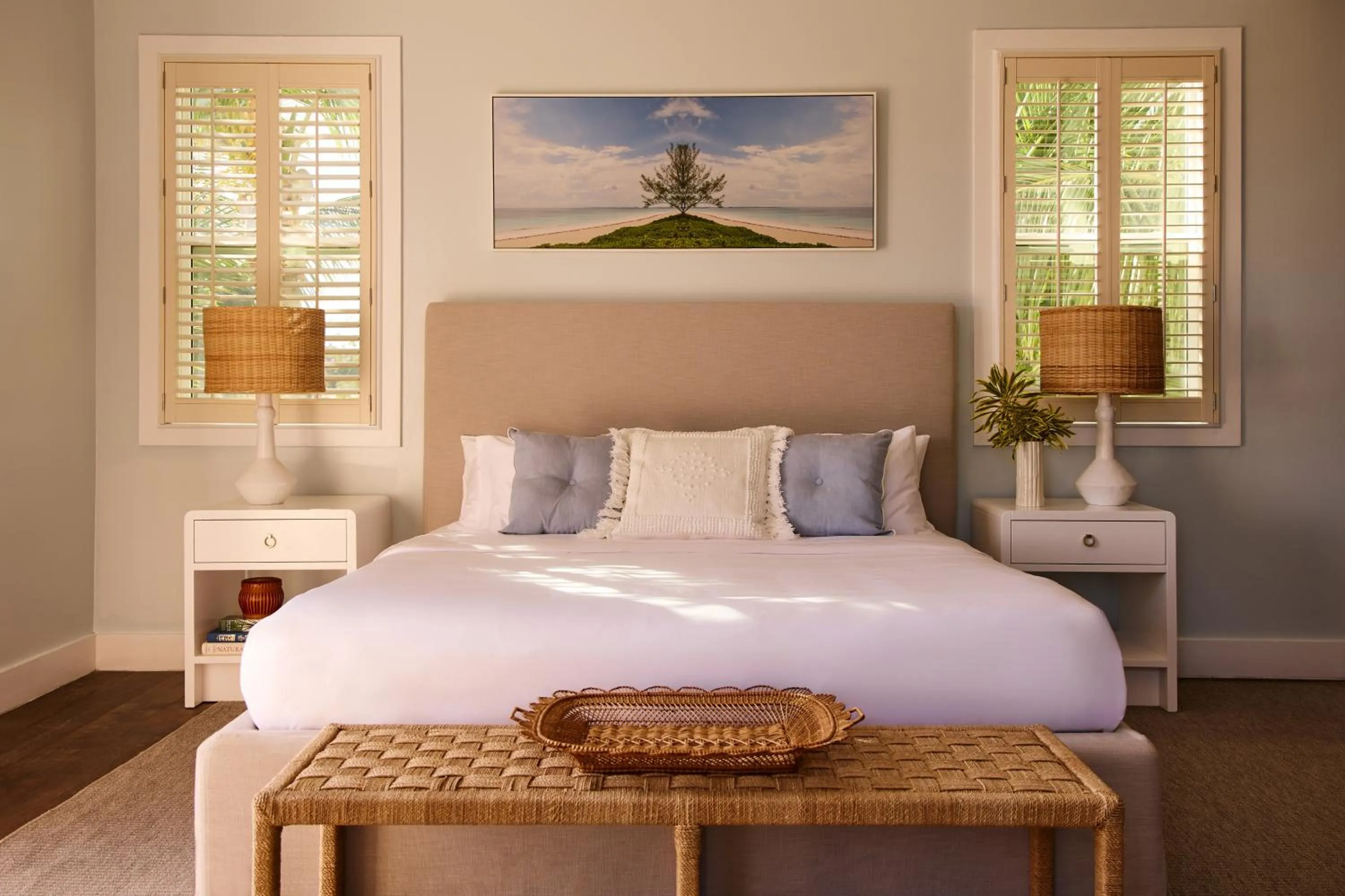 Bed in Coral Sands Inn & Cottages