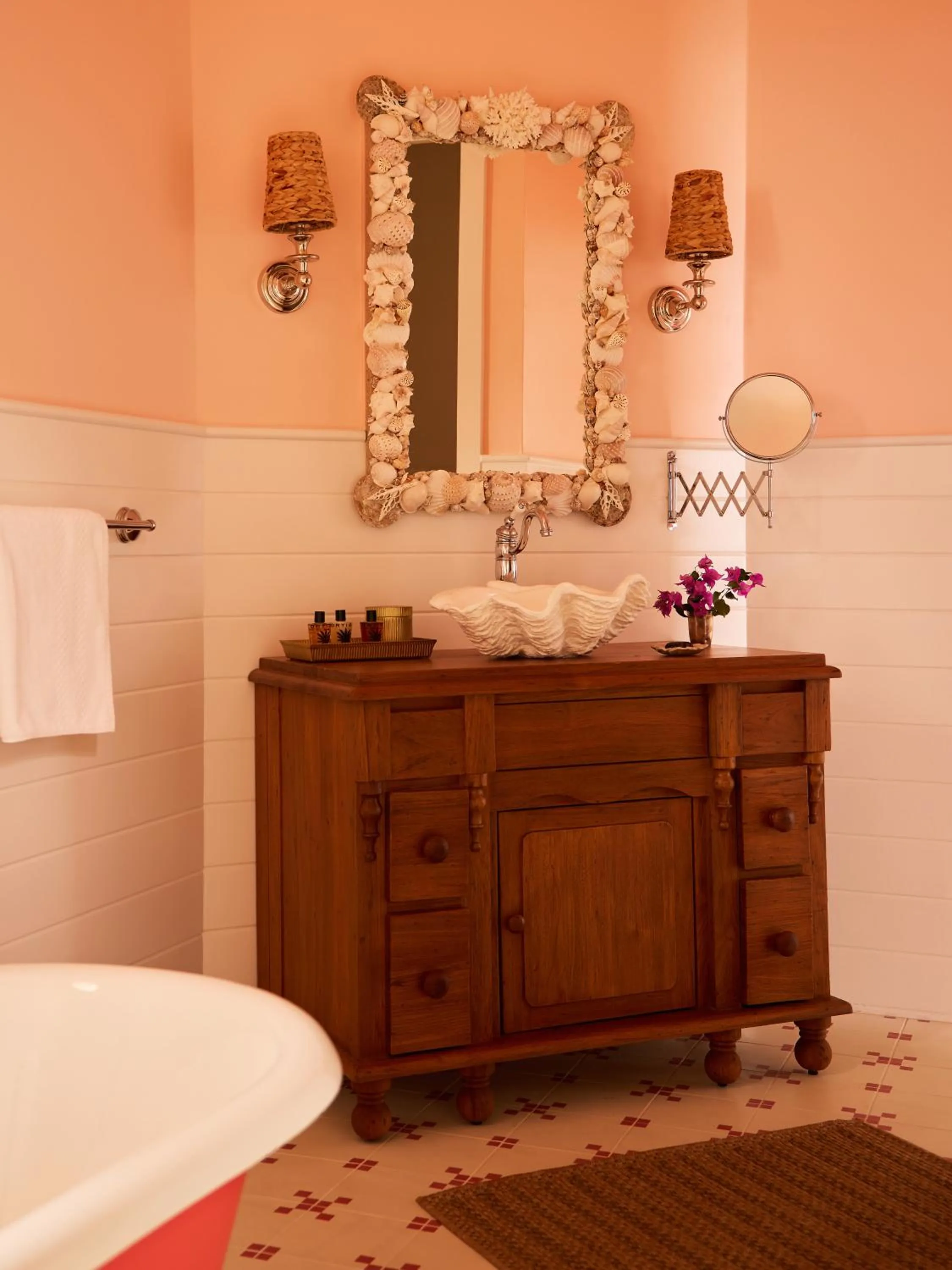 Bathroom in Coral Sands Inn & Cottages