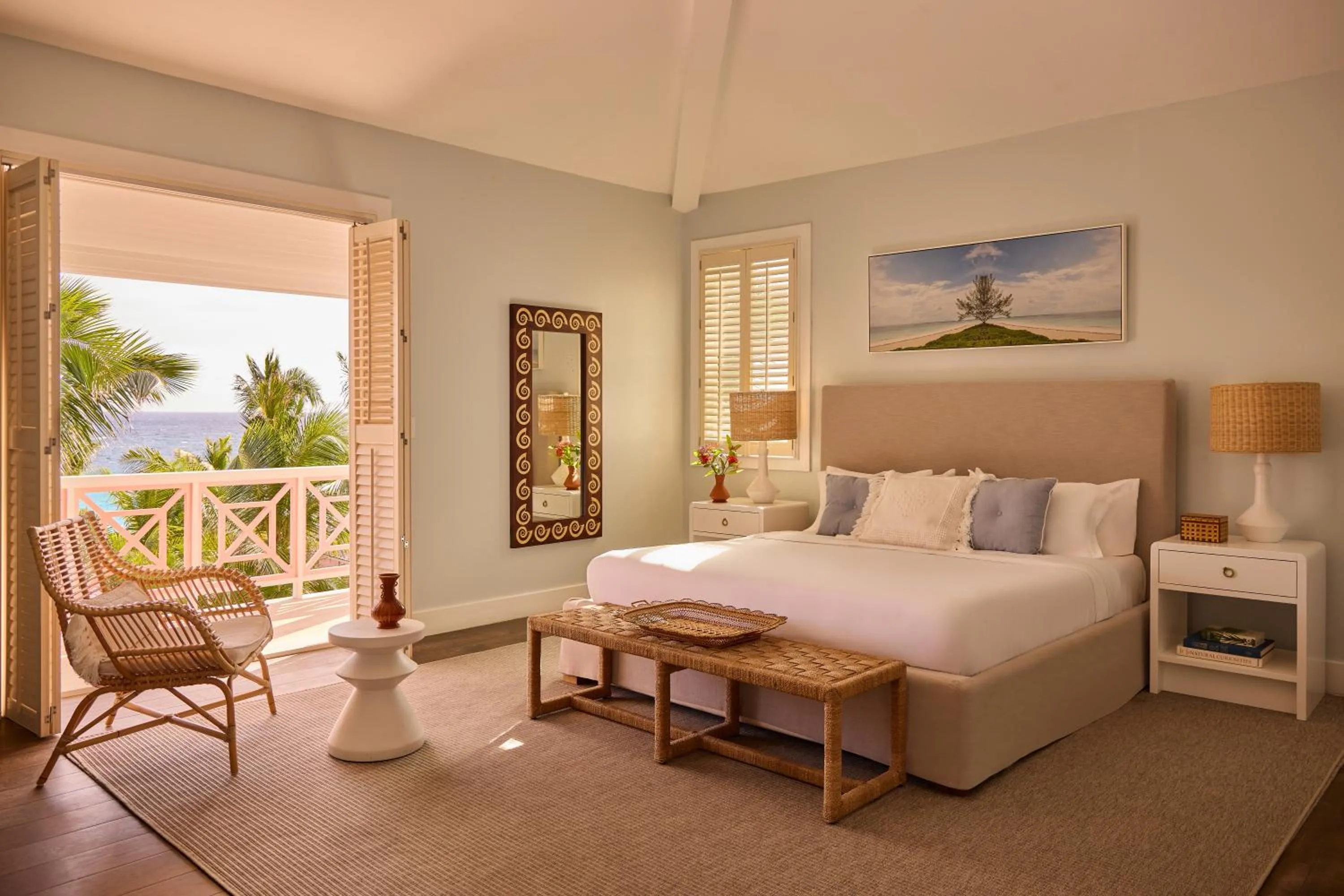 Bed in Coral Sands Inn & Cottages