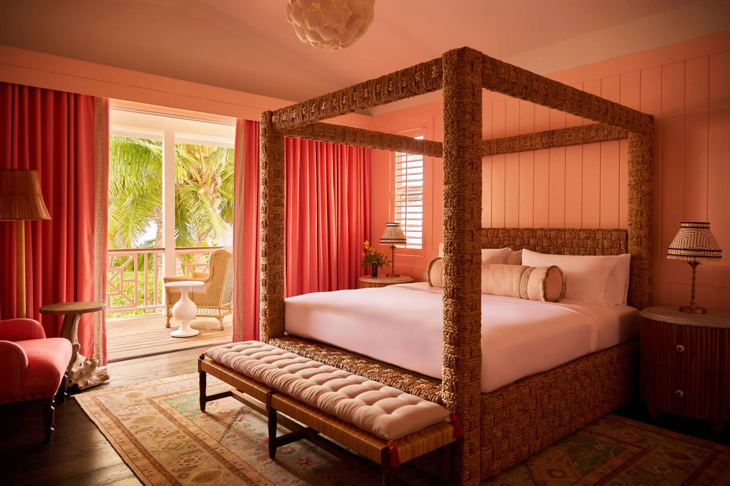 Bed in Coral Sands Inn & Cottages