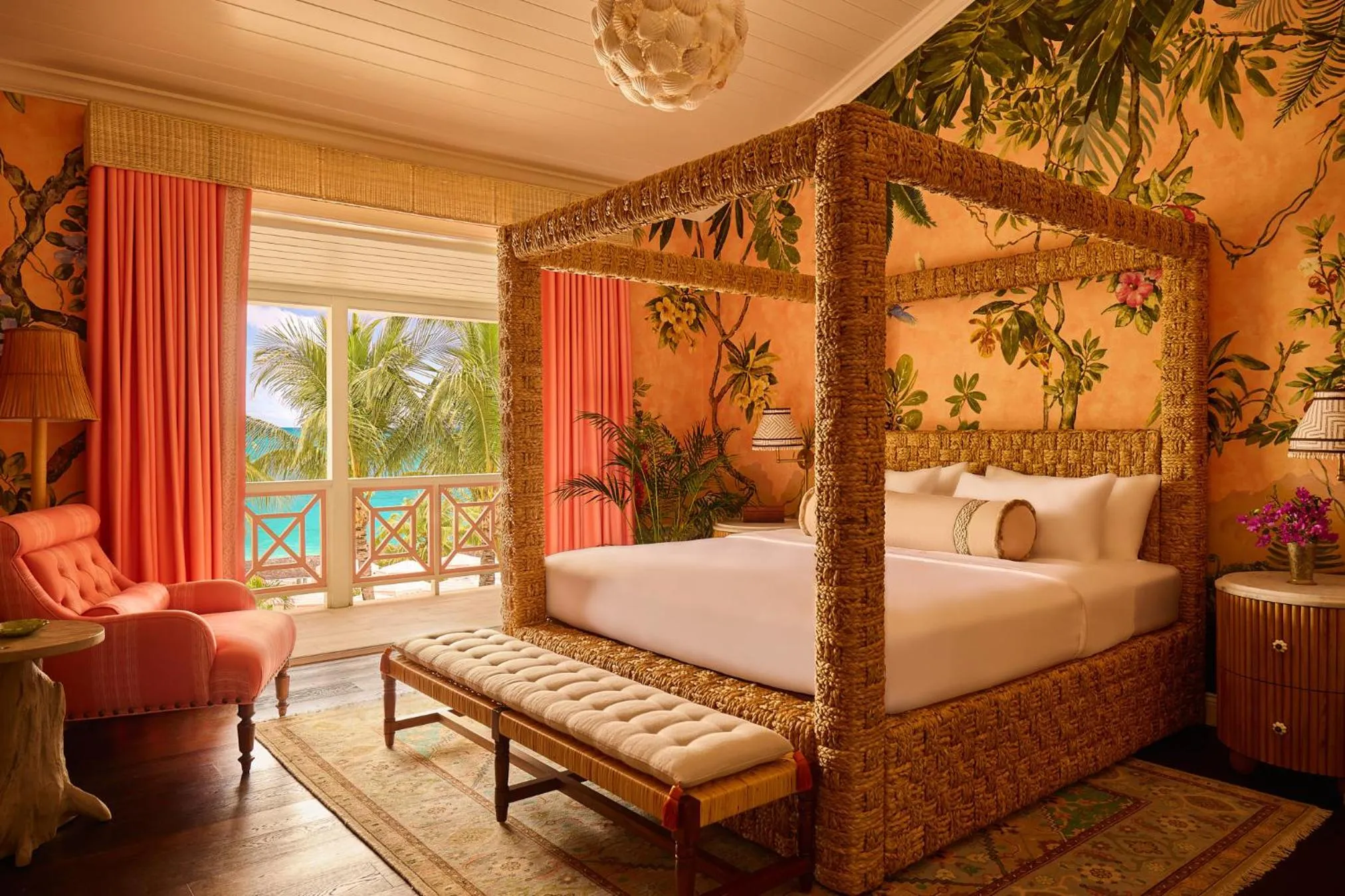 Bed in Coral Sands Inn & Cottages