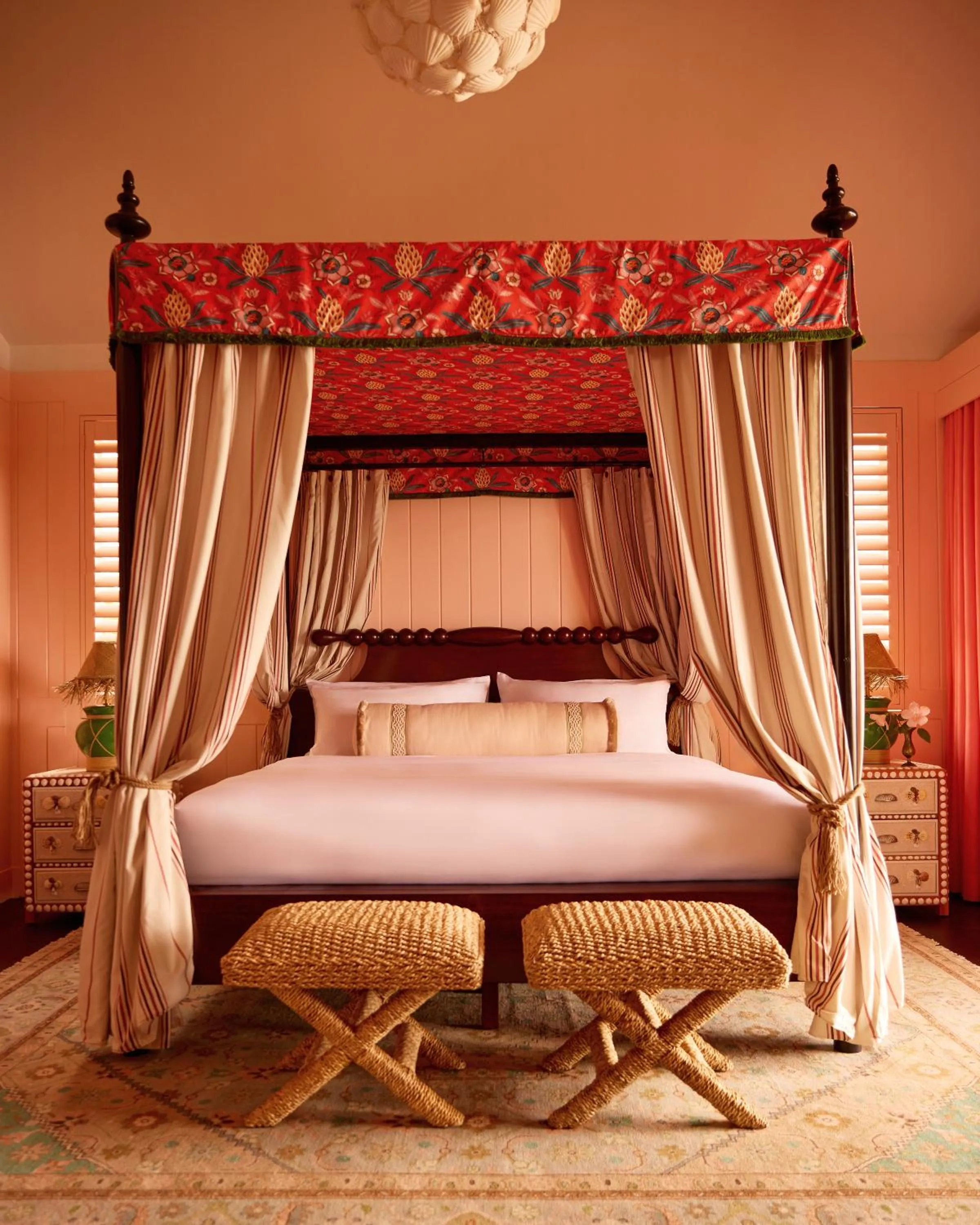 Bed in Coral Sands Inn & Cottages