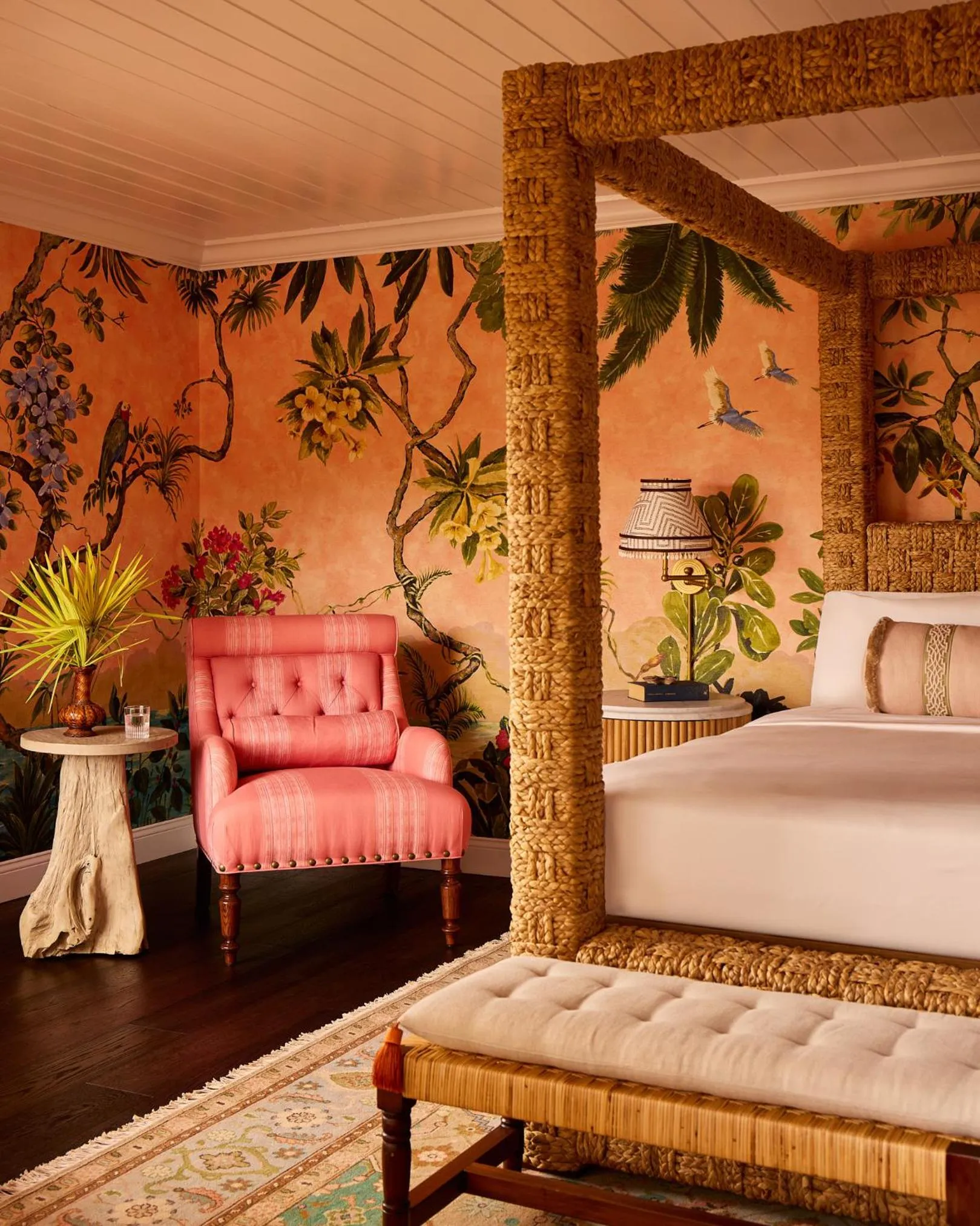 Bed in Coral Sands Inn & Cottages