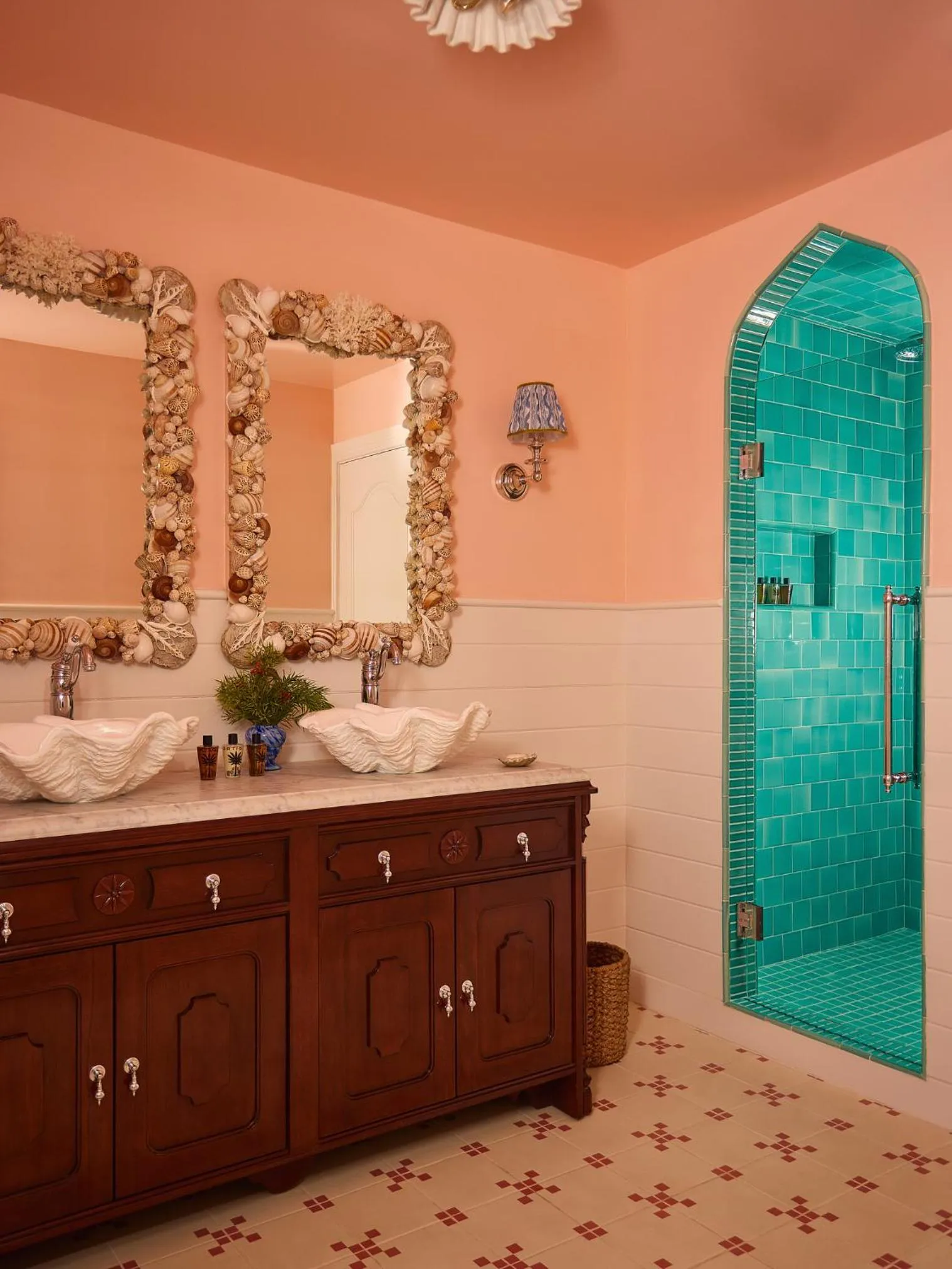 Bathroom in Coral Sands Inn & Cottages