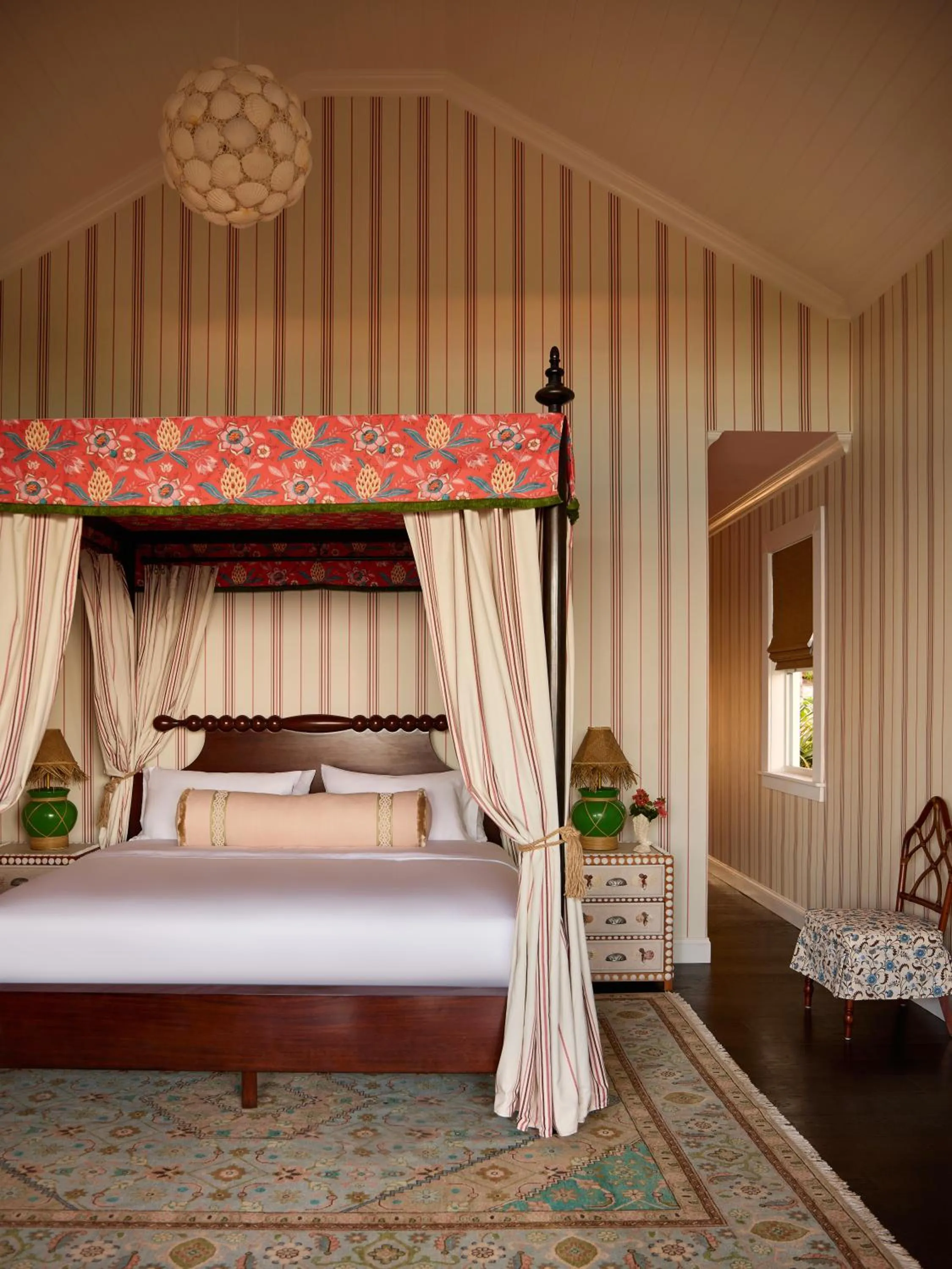 Bed in Coral Sands Inn & Cottages