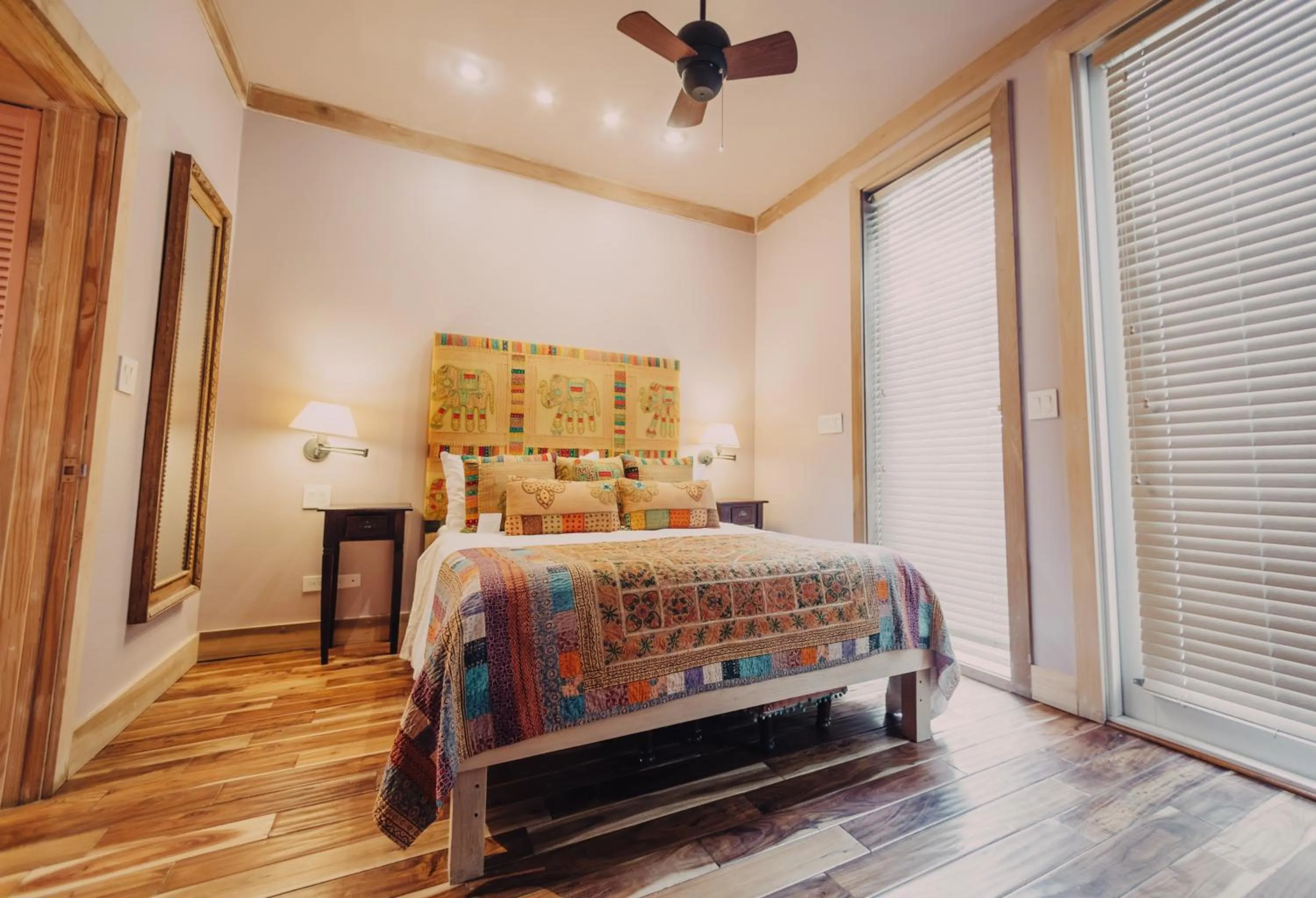 Bedroom, Bed in Pink Sands Resort