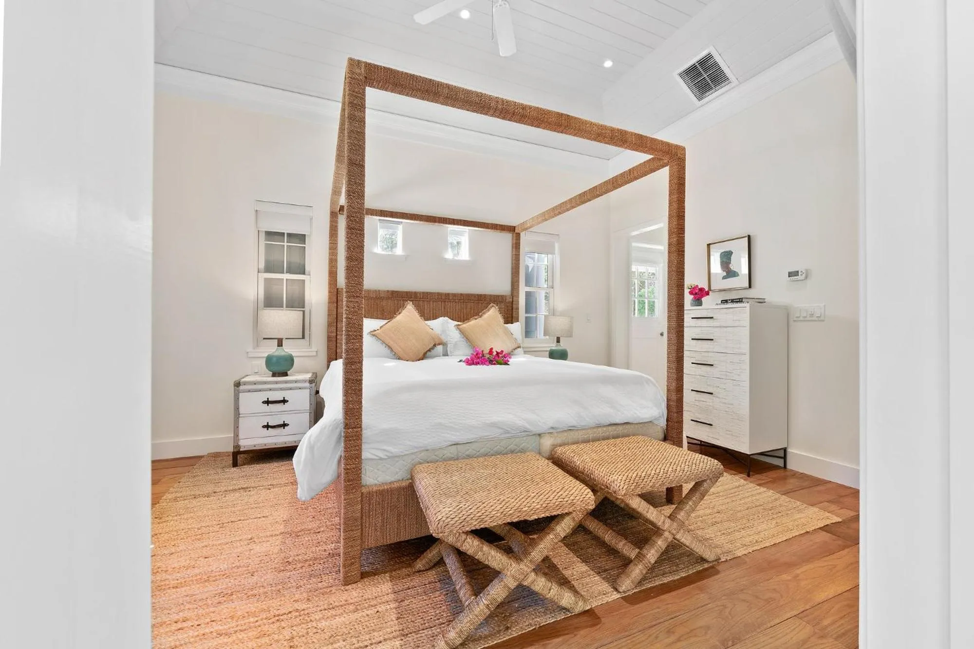 Bedroom, Bed in Pink Sands Resort