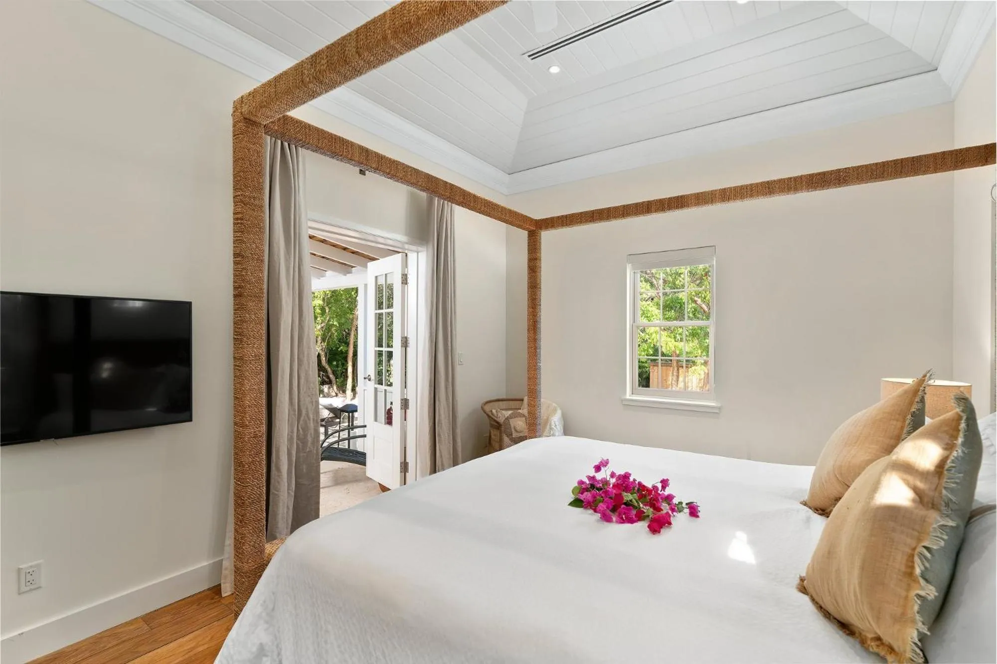 Bedroom, Bed in Pink Sands Resort