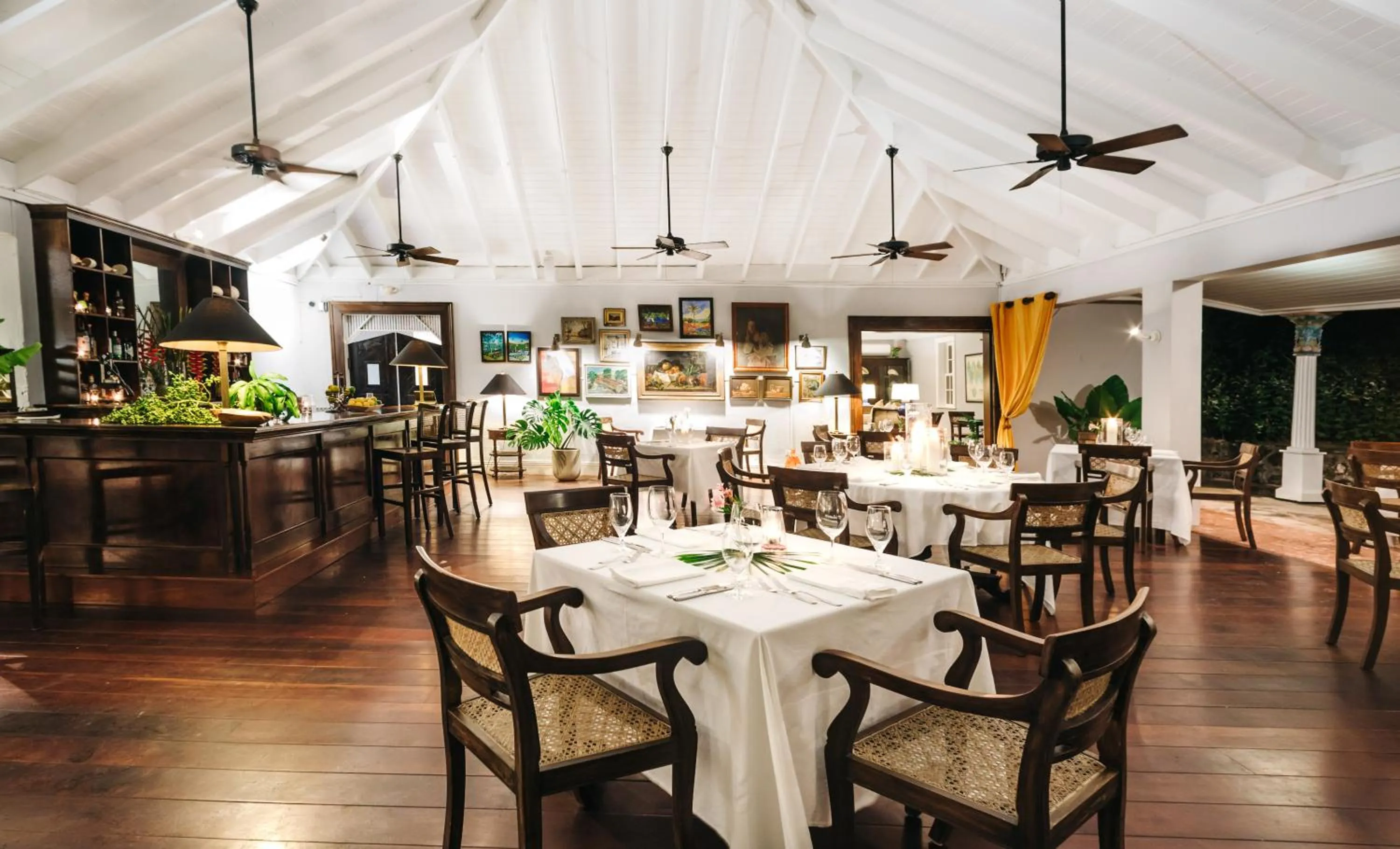 Restaurant/places to eat in Pink Sands Resort