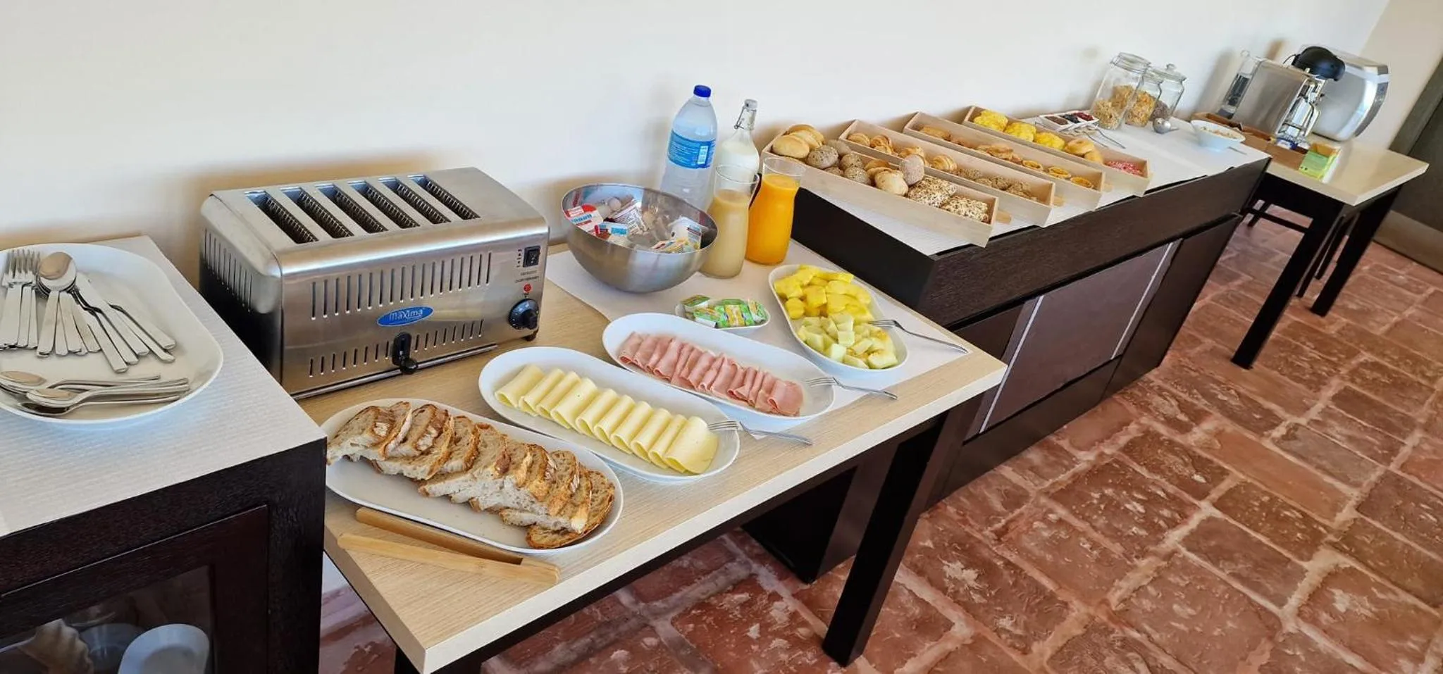 Breakfast in Hotel Vila Raia