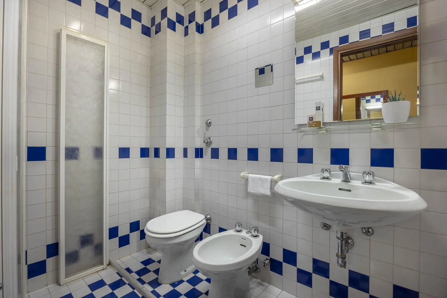 Bathroom in iH Hotels Padova Admiral