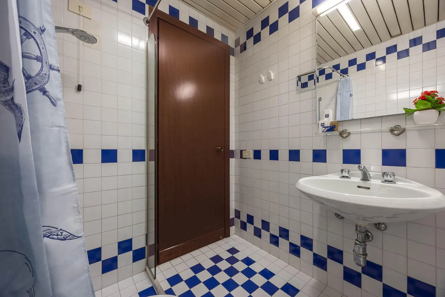 Bathroom in iH Hotels Padova Admiral